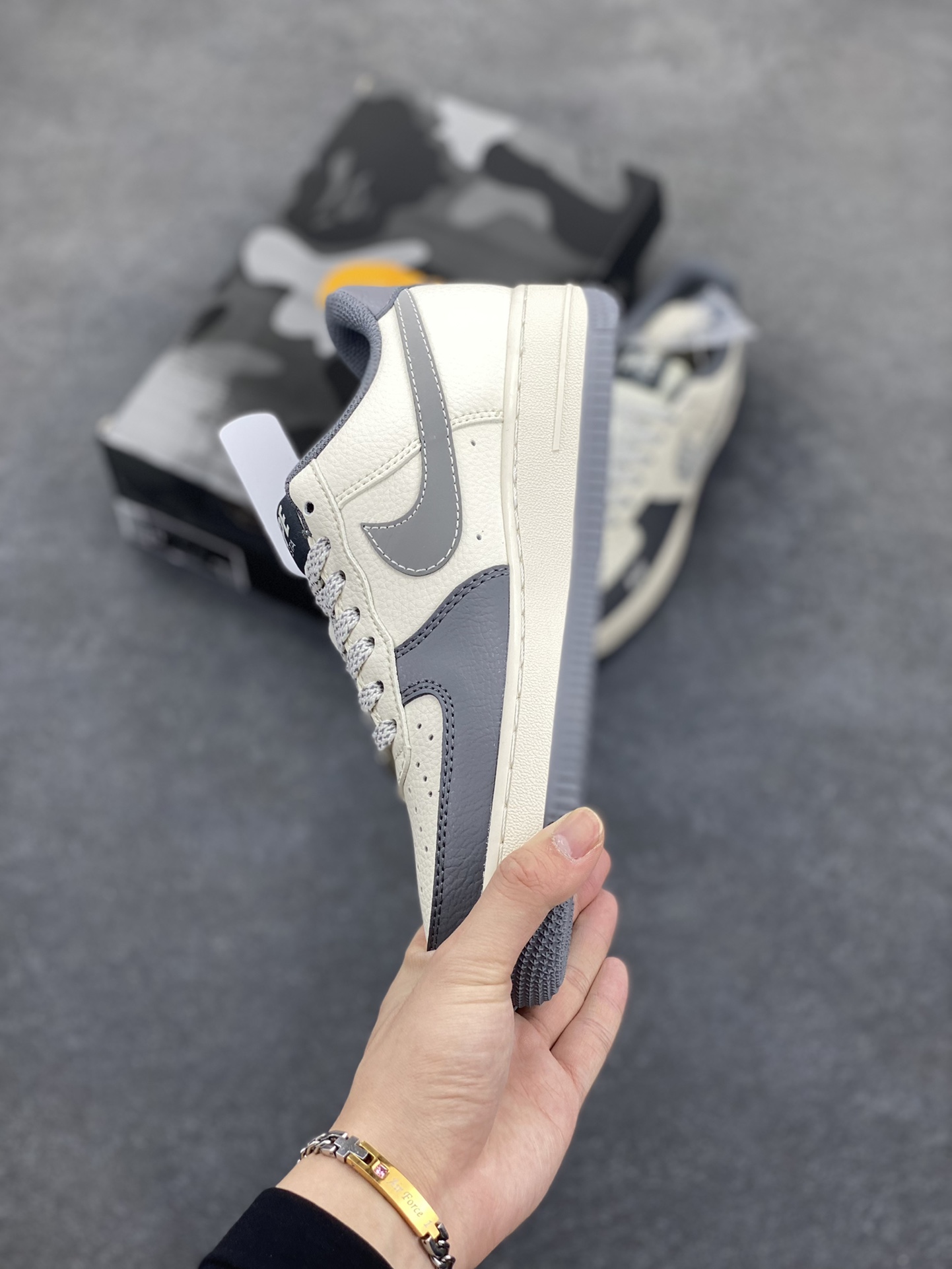 图片[3]-NIke Air Force 1 \’07 Low “Bape联名——星星勾”空军一号 低帮 运动鞋 休闲鞋 折边针车 工艺难度大 原楦头原纸板 原装鞋盒 定制五金配件 内置全掌气垫 原厂鞋底 货号：XS1958-570 尺码：36 36.5 37.5 38 38.5 39 40 40.5 41 42 42.5 43 44 44.5 45-选品中心