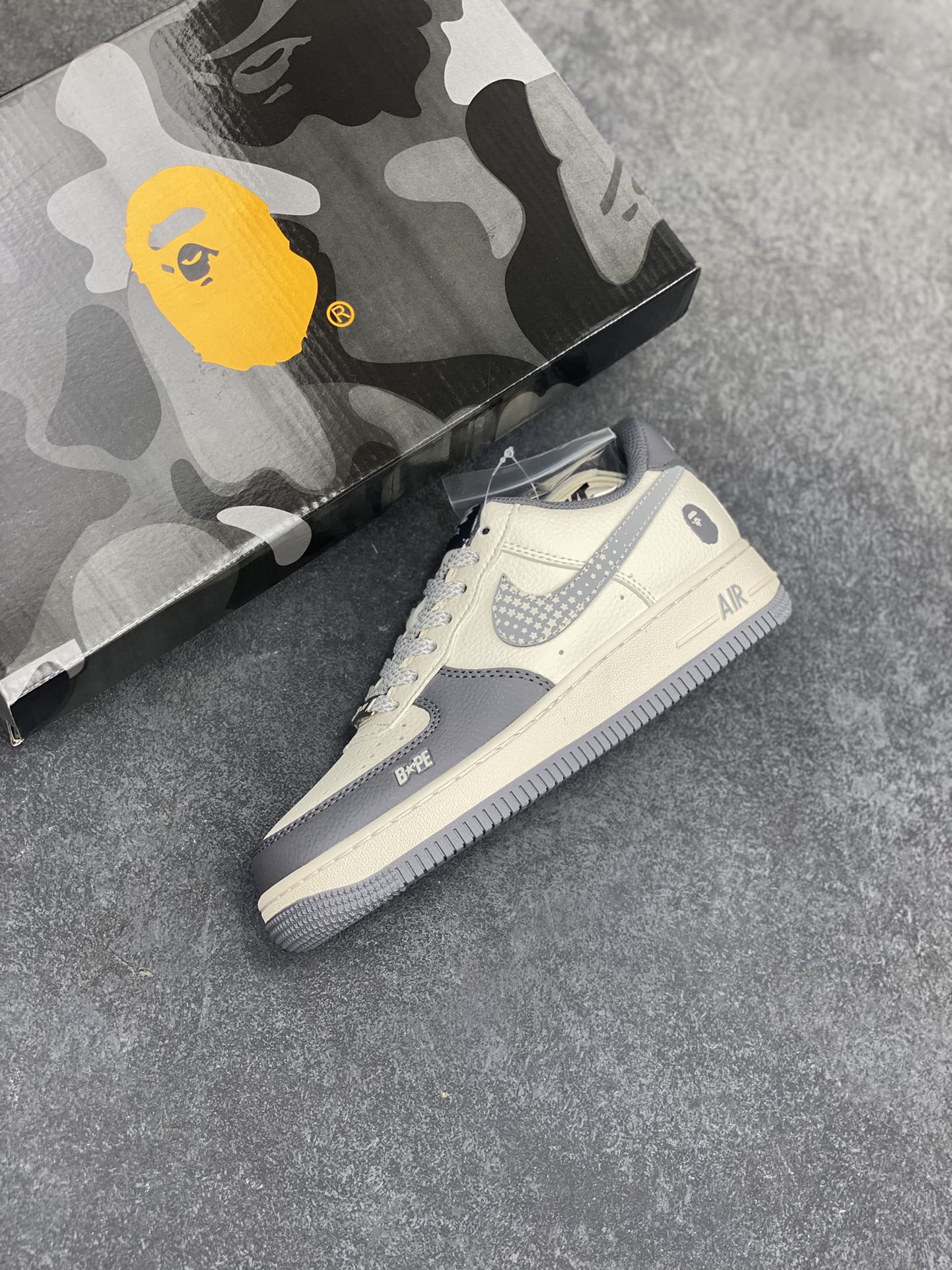 图片[7]-NIke Air Force 1 \’07 Low “Bape联名——星星勾”空军一号 低帮 运动鞋 休闲鞋 折边针车 工艺难度大 原楦头原纸板 原装鞋盒 定制五金配件 内置全掌气垫 原厂鞋底 货号：XS1958-570 尺码：36 36.5 37.5 38 38.5 39 40 40.5 41 42 42.5 43 44 44.5 45-选品中心