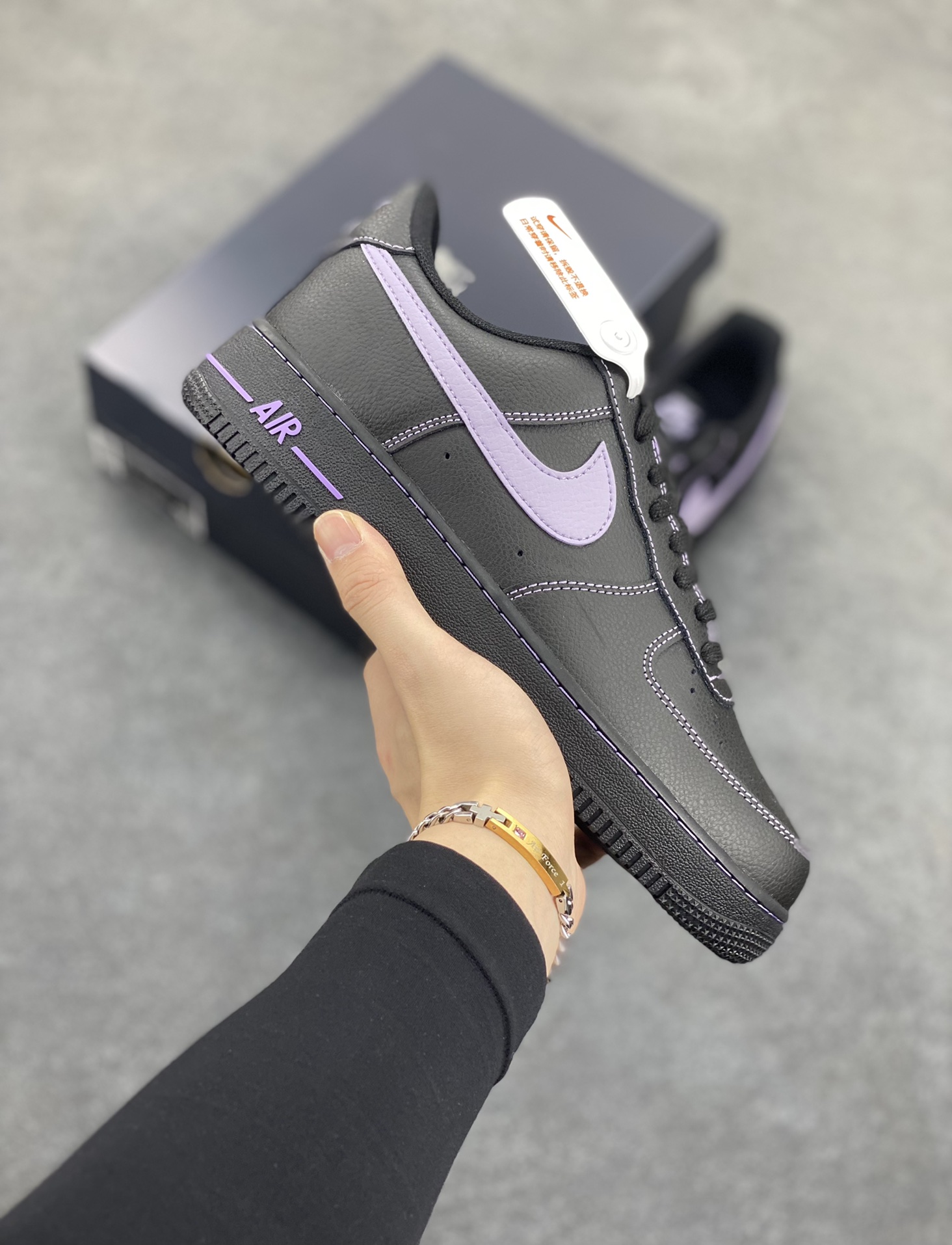 Nike Air Force 1 Low 黑紫 原楦头原纸板 打造纯正空军版型 专注外贸渠道 全掌内置蜂窝气垫 原盒配件 原厂中底钢印、拉帮完美 货号：HQ2037-001 尺码：36 36.5 37.5 38 38.5 39 40 40.5 41 42 42.5 43 44 44.5 45-选品中心
