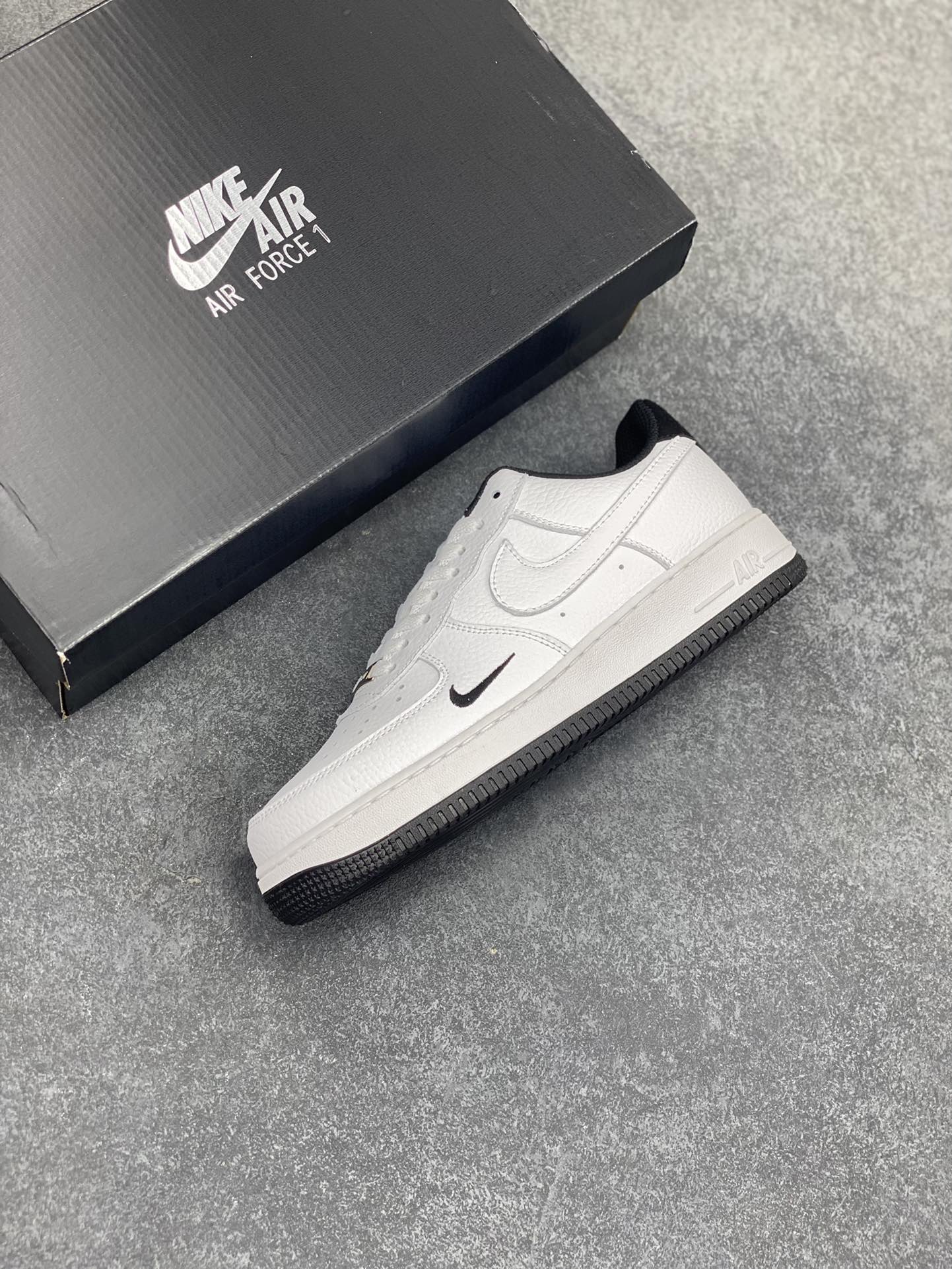 图片[7]-福利特价 Air Force 1\’ 07 白黑小勾 原楦头原纸板 打造纯正空军版型 专注外贸渠道 全掌内置蜂窝气垫 #原盒配件 原厂中底钢印、拉帮完美 货号：HM9483-101 尺码：36 36.5 37.5 38 38.5 39 40 40.5 41 42 42.5 43 44 44.5 45-选品中心