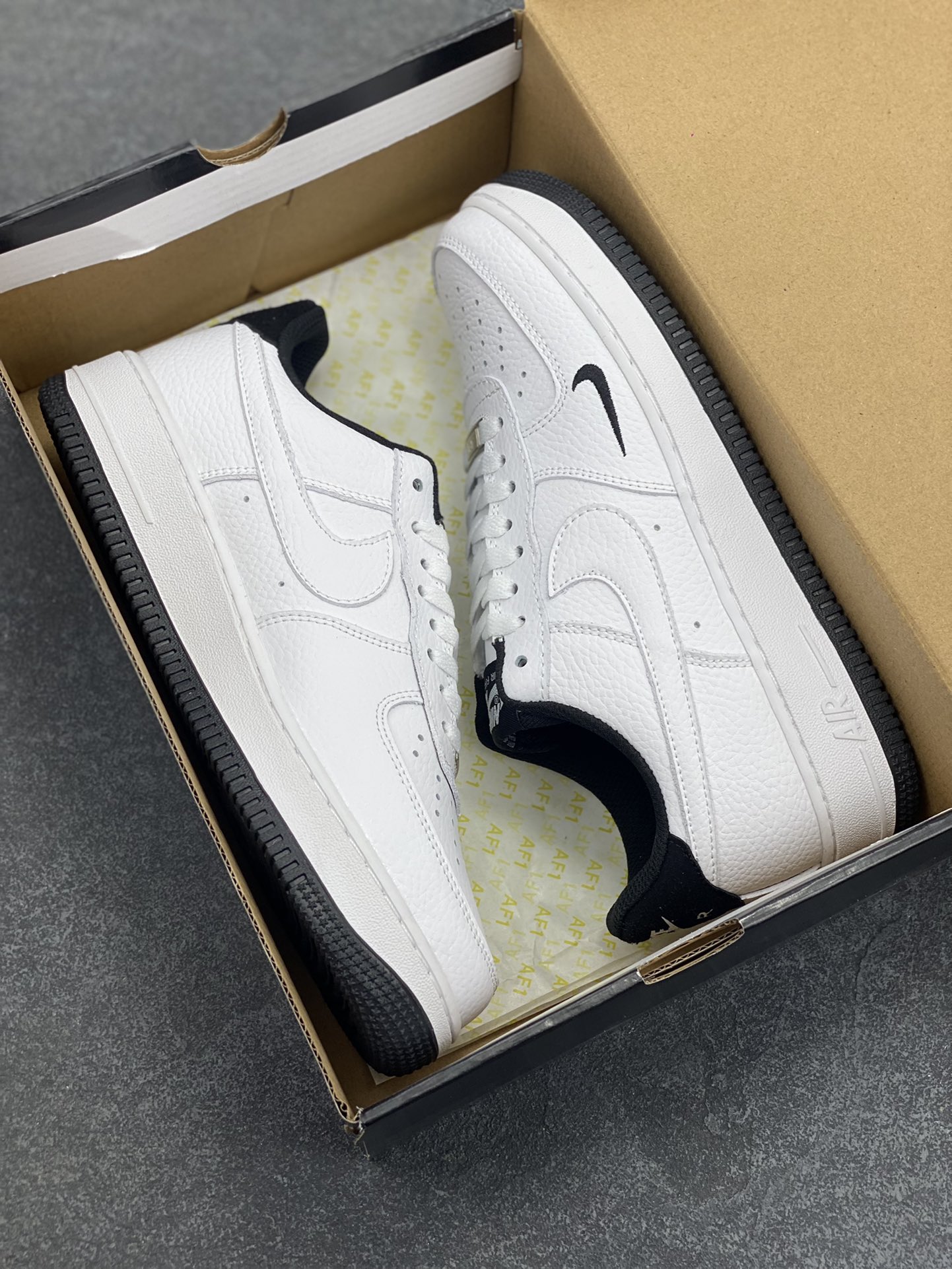 图片[9]-福利特价 Air Force 1\’ 07 白黑小勾 原楦头原纸板 打造纯正空军版型 专注外贸渠道 全掌内置蜂窝气垫 #原盒配件 原厂中底钢印、拉帮完美 货号：HM9483-101 尺码：36 36.5 37.5 38 38.5 39 40 40.5 41 42 42.5 43 44 44.5 45-选品中心