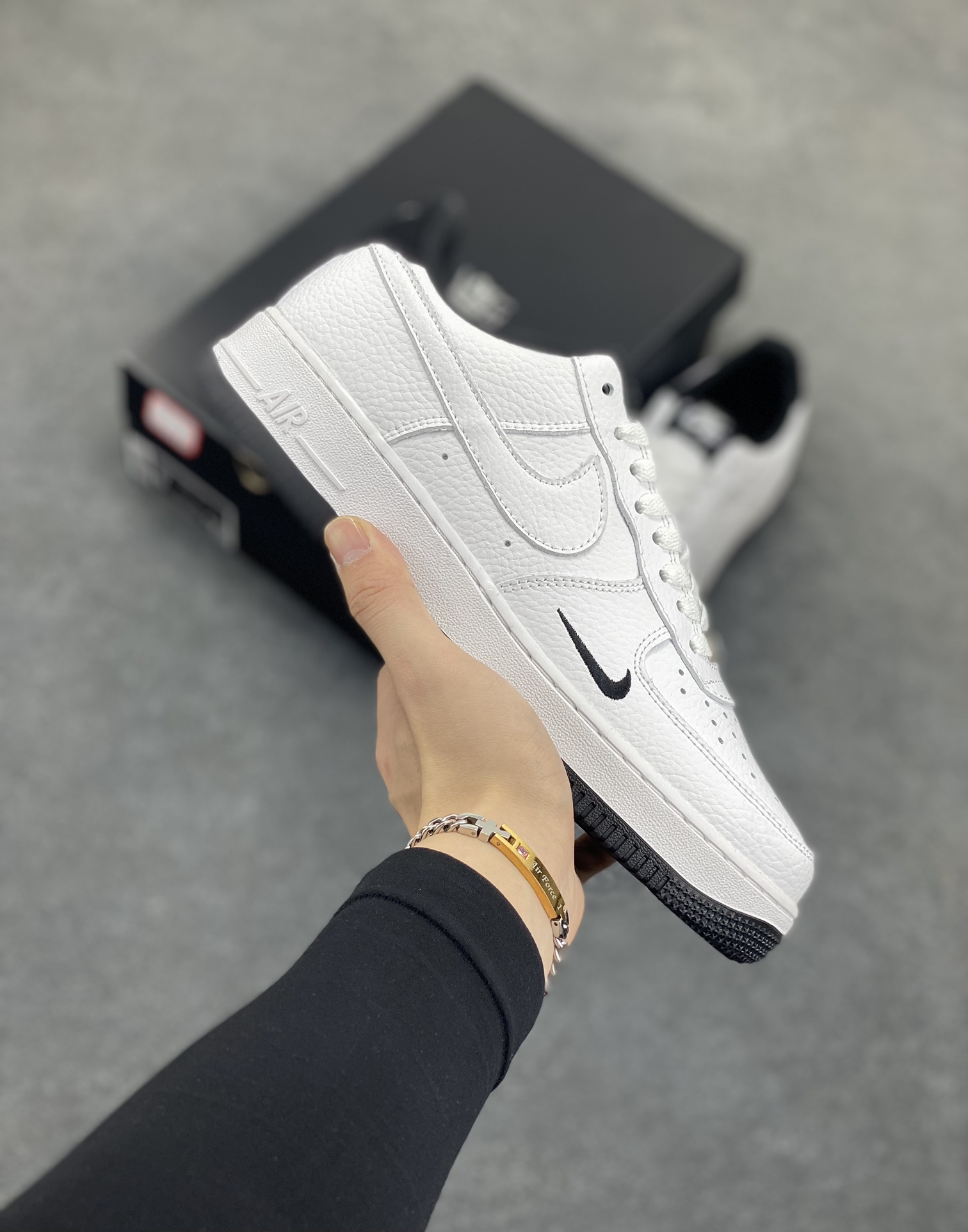 福利特价 Air Force 1\’ 07 白黑小勾 原楦头原纸板 打造纯正空军版型 专注外贸渠道 全掌内置蜂窝气垫 #原盒配件 原厂中底钢印、拉帮完美 货号:HM9483-101 尺码:36 36.5 37.5 38 38.5 39 40 40.5 41 42 42.5 43 44 44.5 45-选品中心