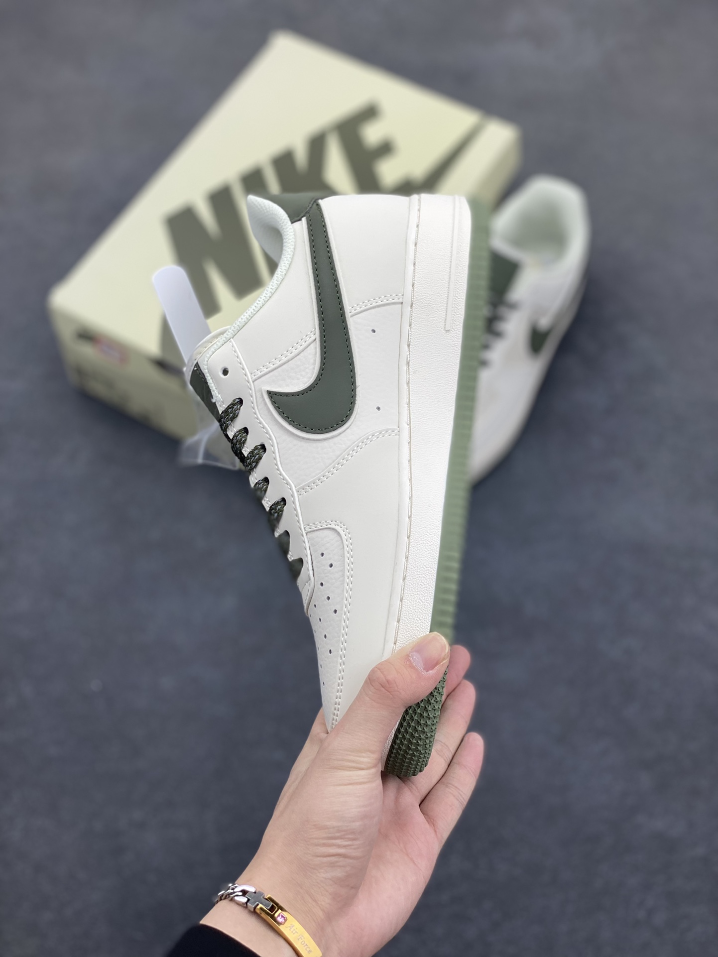 图片[3]-Nike Air Force 1 Low \’07 米军绿 满天星低帮空军一号休闲板鞋 客供高亮3m反光 定制头成皮料 定制鞋盒 原楦原纸板 纯正版型 内置全掌气垫 货号：GL6835-008 尺码：36 36.5 37.5 38 38.5 39 40 40.5 41 42 42.5 43 44 44.5 45-选品中心