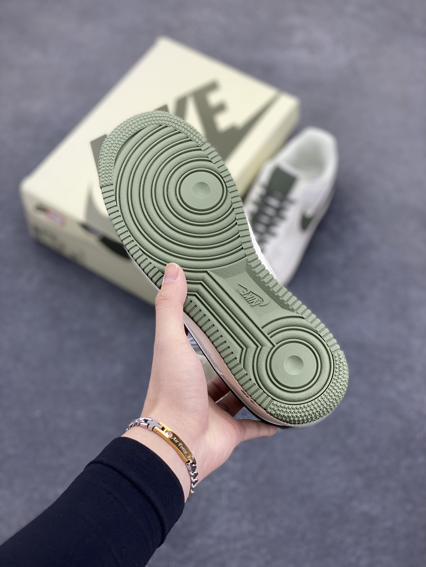 图片[5]-Nike Air Force 1 Low \’07 米军绿 满天星低帮空军一号休闲板鞋 客供高亮3m反光 定制头成皮料 定制鞋盒 原楦原纸板 纯正版型 内置全掌气垫 货号：GL6835-008 尺码：36 36.5 37.5 38 38.5 39 40 40.5 41 42 42.5 43 44 44.5 45-选品中心