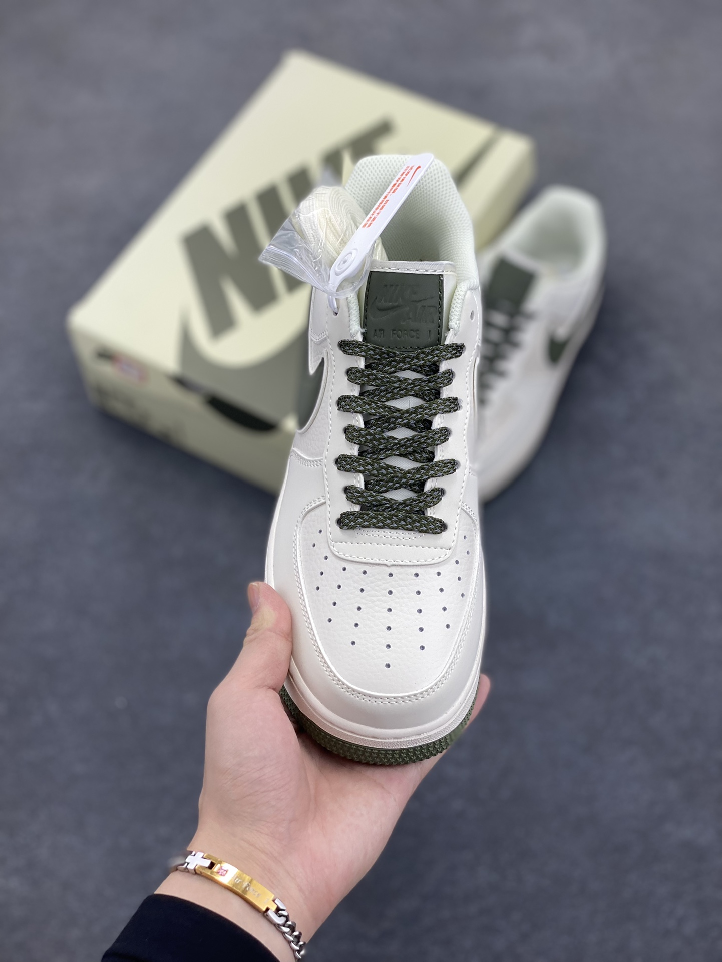 图片[2]-Nike Air Force 1 Low \’07 米军绿 满天星低帮空军一号休闲板鞋 客供高亮3m反光 定制头成皮料 定制鞋盒 原楦原纸板 纯正版型 内置全掌气垫 货号：GL6835-008 尺码：36 36.5 37.5 38 38.5 39 40 40.5 41 42 42.5 43 44 44.5 45-选品中心