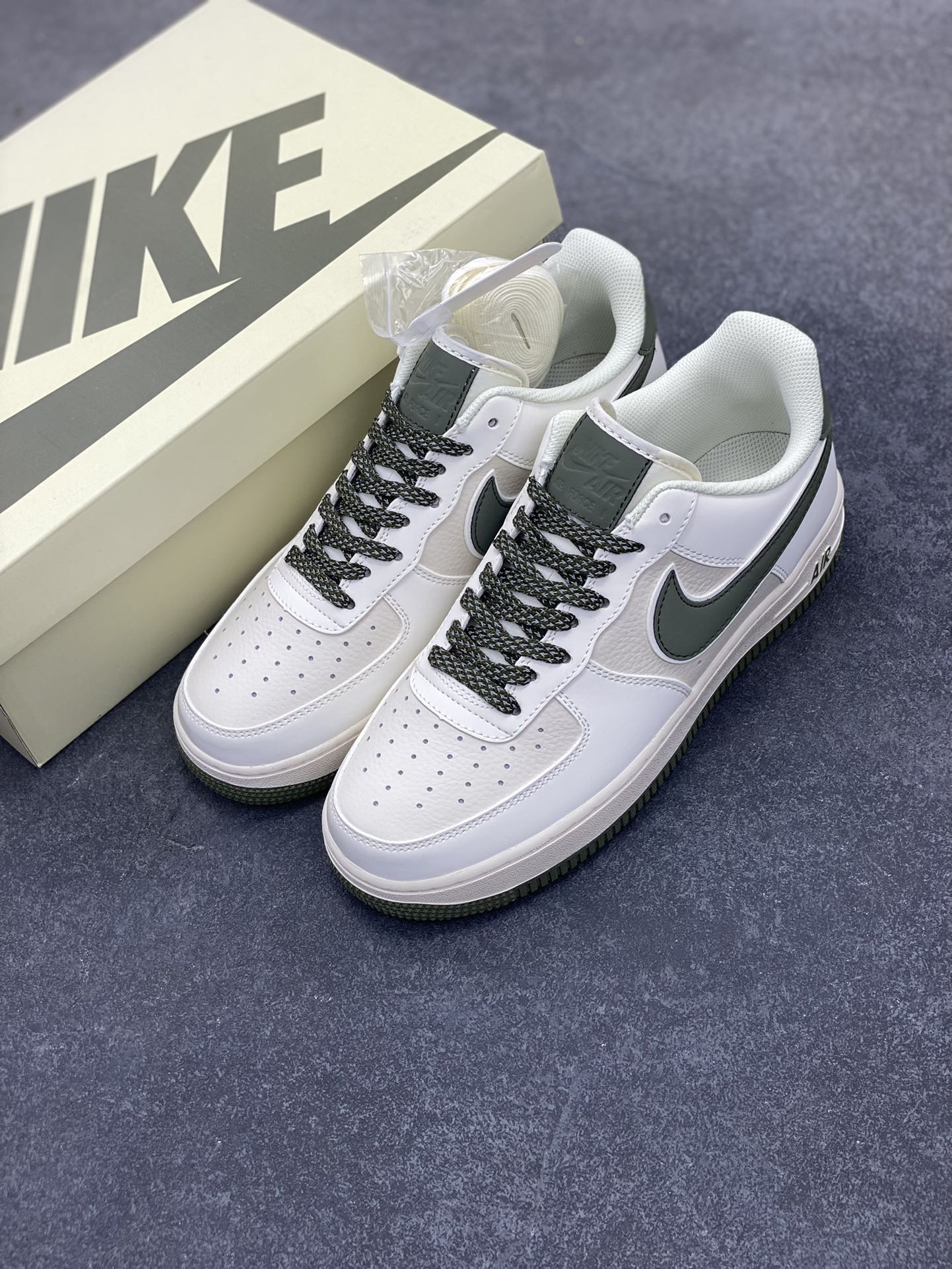 图片[8]-Nike Air Force 1 Low \’07 米军绿 满天星低帮空军一号休闲板鞋 客供高亮3m反光 定制头成皮料 定制鞋盒 原楦原纸板 纯正版型 内置全掌气垫 货号：GL6835-008 尺码：36 36.5 37.5 38 38.5 39 40 40.5 41 42 42.5 43 44 44.5 45-选品中心