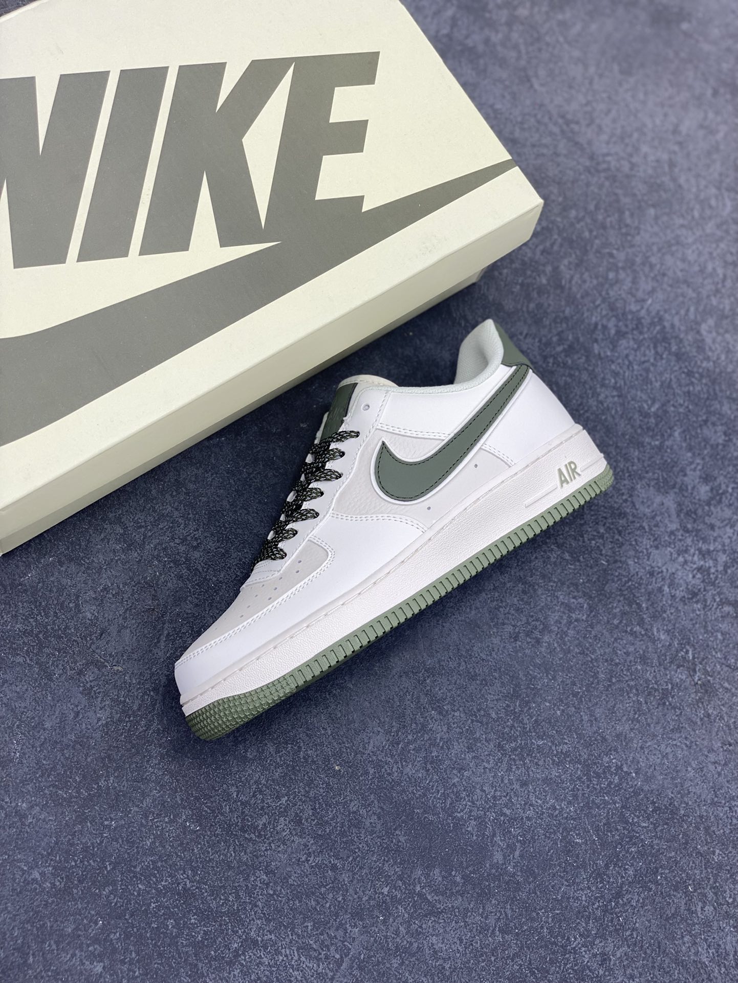 图片[7]-Nike Air Force 1 Low \’07 米军绿 满天星低帮空军一号休闲板鞋 客供高亮3m反光 定制头成皮料 定制鞋盒 原楦原纸板 纯正版型 内置全掌气垫 货号：GL6835-008 尺码：36 36.5 37.5 38 38.5 39 40 40.5 41 42 42.5 43 44 44.5 45-选品中心