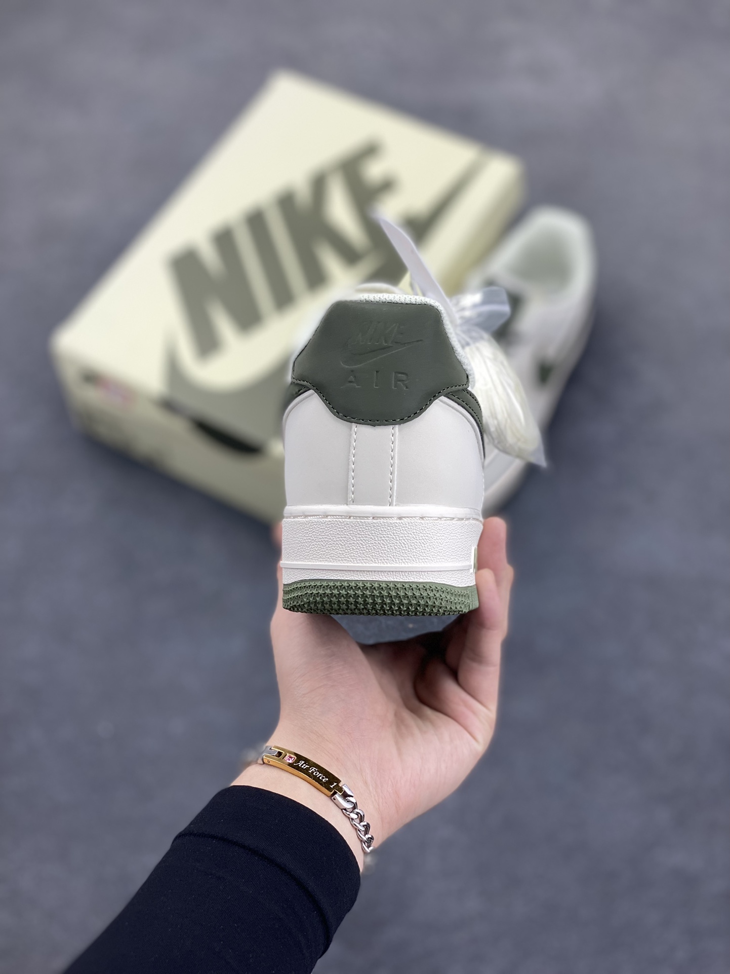 图片[4]-Nike Air Force 1 Low \’07 米军绿 满天星低帮空军一号休闲板鞋 客供高亮3m反光 定制头成皮料 定制鞋盒 原楦原纸板 纯正版型 内置全掌气垫 货号：GL6835-008 尺码：36 36.5 37.5 38 38.5 39 40 40.5 41 42 42.5 43 44 44.5 45-选品中心