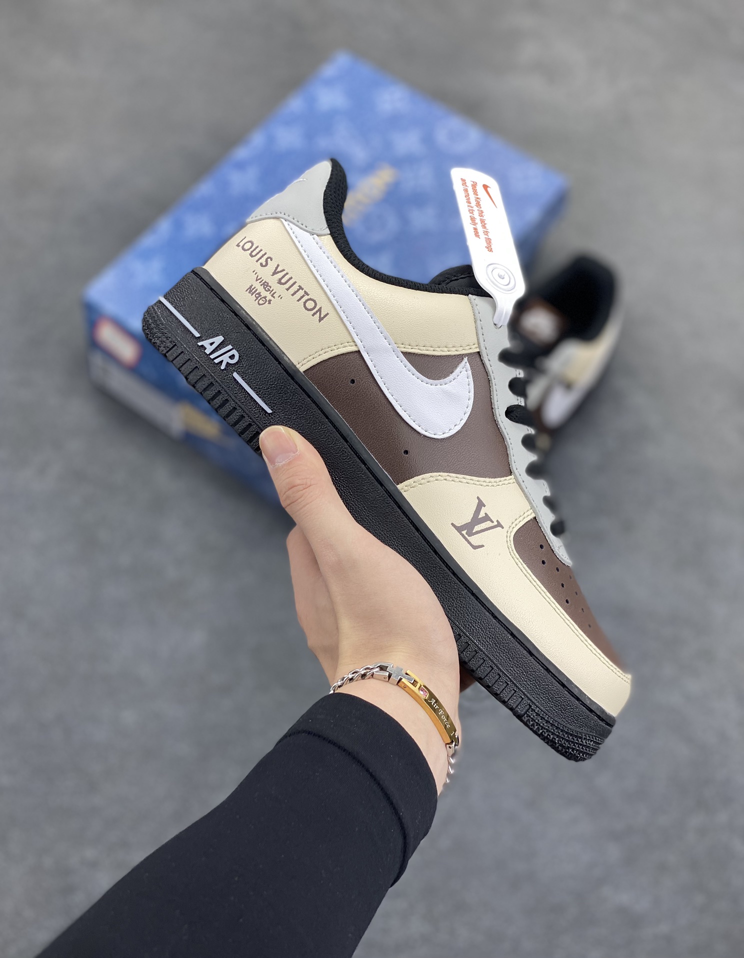 Nike Air Force 1 Low 空军一号低帮百搭休闲运动板鞋。柔软、弹性十足的缓震性能和出色的中底设计,横跨复古与现代的外型结合,造就出风靡全球三十多年的Force 1,直到今天还深受青睐。 货号:808788-625 尺码:36 36.5 37.5 38 38.5 39 40 40.5 41 42 42.5 43 44 44.5 45-选品中心