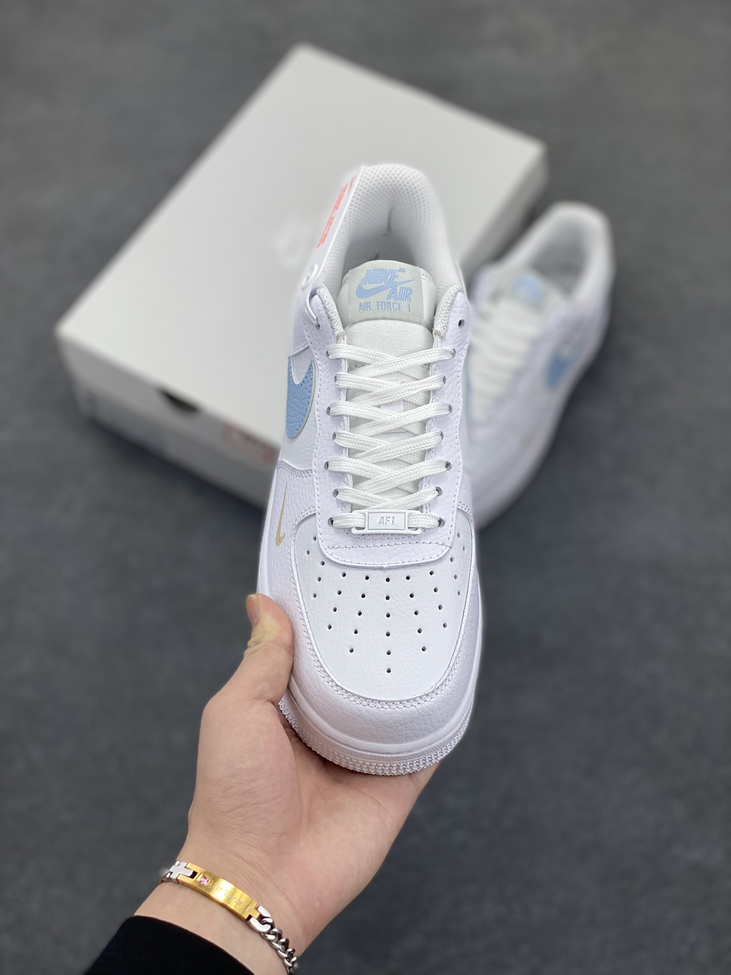 图片[2]-福利特价 Air Force 1 Nike Low 白蓝灰 原楦头原纸板 打造纯正空军版型 专注外贸渠道 全掌内置蜂窝气垫 #原盒配件 原厂中底钢印、拉帮完美 货号：HF0022-100 尺码：35.5 36 36.5 37.5 38 38.5 39 40 40.5 41 42 42.5 43 44 44.5 45 46-选品中心