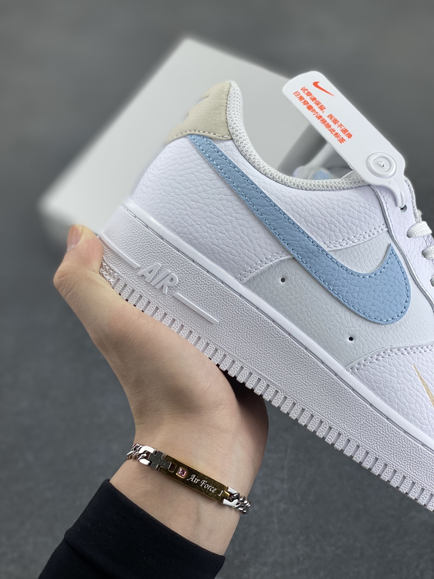 图片[6]-福利特价 Air Force 1 Nike Low 白蓝灰 原楦头原纸板 打造纯正空军版型 专注外贸渠道 全掌内置蜂窝气垫 #原盒配件 原厂中底钢印、拉帮完美 货号：HF0022-100 尺码：35.5 36 36.5 37.5 38 38.5 39 40 40.5 41 42 42.5 43 44 44.5 45 46-选品中心
