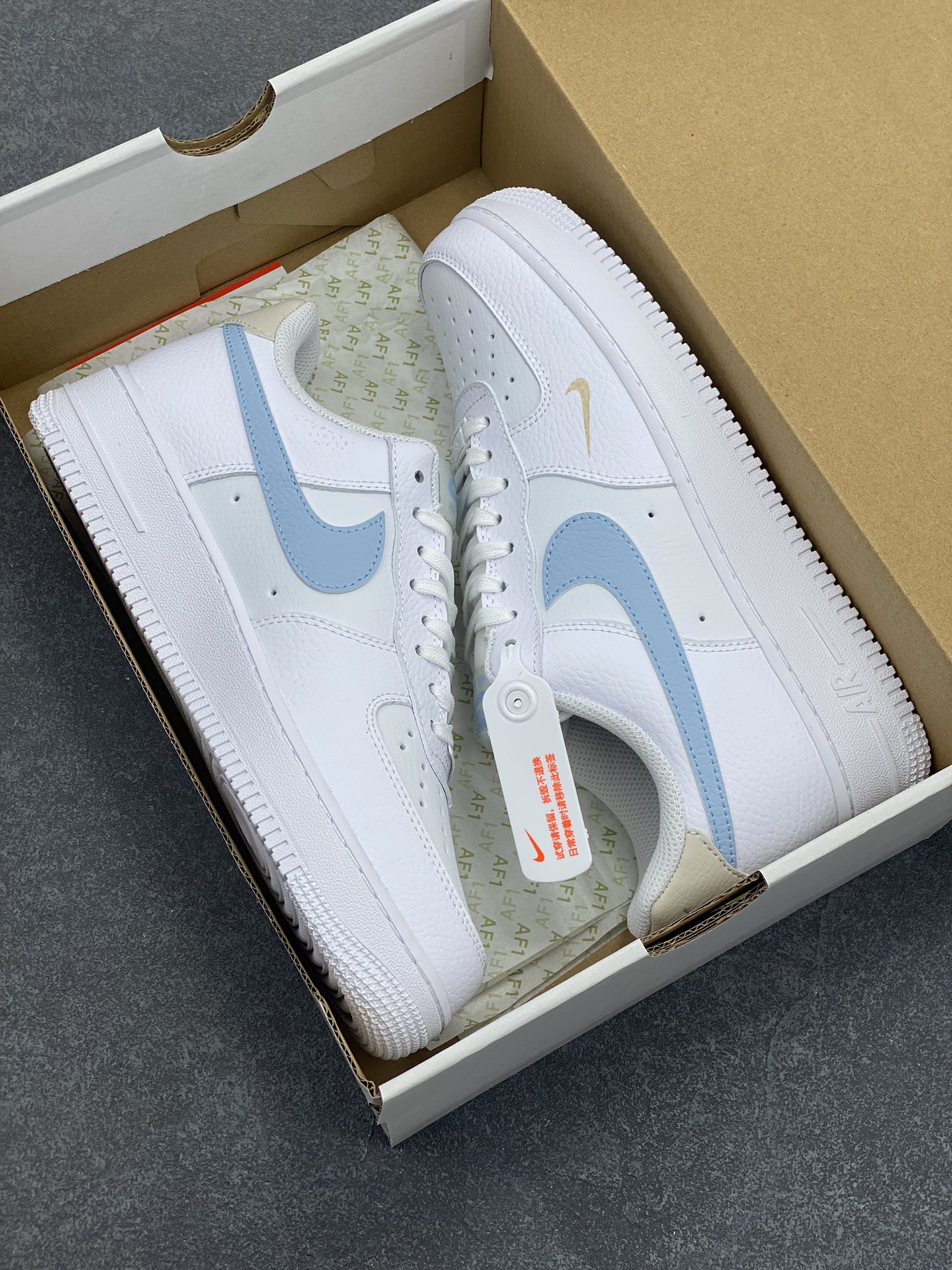图片[9]-福利特价 Air Force 1 Nike Low 白蓝灰 原楦头原纸板 打造纯正空军版型 专注外贸渠道 全掌内置蜂窝气垫 #原盒配件 原厂中底钢印、拉帮完美 货号：HF0022-100 尺码：35.5 36 36.5 37.5 38 38.5 39 40 40.5 41 42 42.5 43 44 44.5 45 46-选品中心