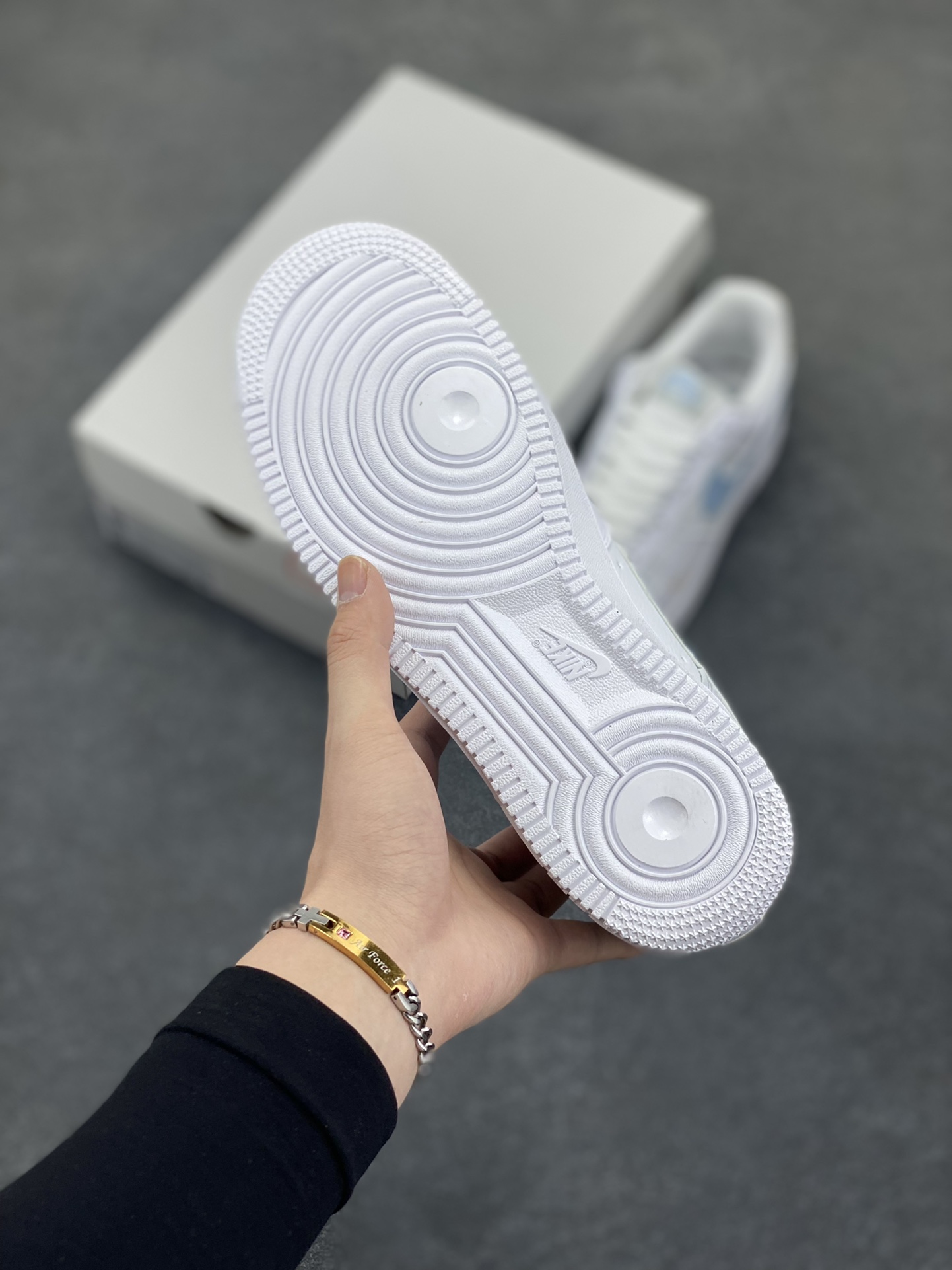 图片[5]-福利特价 Air Force 1 Nike Low 白蓝灰 原楦头原纸板 打造纯正空军版型 专注外贸渠道 全掌内置蜂窝气垫 #原盒配件 原厂中底钢印、拉帮完美 货号：HF0022-100 尺码：35.5 36 36.5 37.5 38 38.5 39 40 40.5 41 42 42.5 43 44 44.5 45 46-选品中心