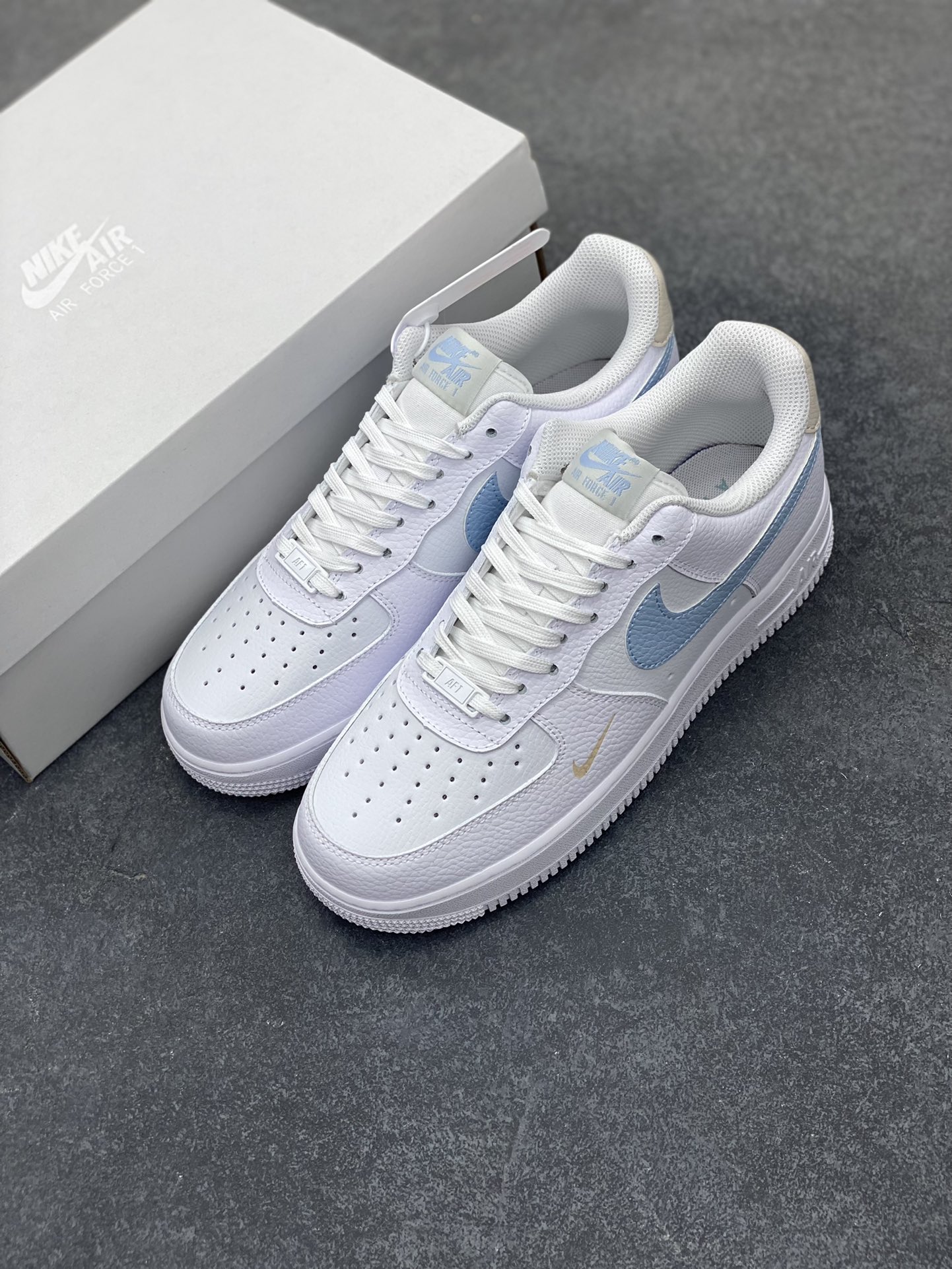 图片[8]-福利特价 Air Force 1 Nike Low 白蓝灰 原楦头原纸板 打造纯正空军版型 专注外贸渠道 全掌内置蜂窝气垫 #原盒配件 原厂中底钢印、拉帮完美 货号：HF0022-100 尺码：35.5 36 36.5 37.5 38 38.5 39 40 40.5 41 42 42.5 43 44 44.5 45 46-选品中心