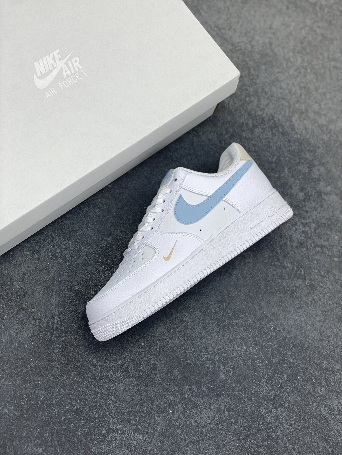 图片[7]-福利特价 Air Force 1 Nike Low 白蓝灰 原楦头原纸板 打造纯正空军版型 专注外贸渠道 全掌内置蜂窝气垫 #原盒配件 原厂中底钢印、拉帮完美 货号：HF0022-100 尺码：35.5 36 36.5 37.5 38 38.5 39 40 40.5 41 42 42.5 43 44 44.5 45 46-选品中心
