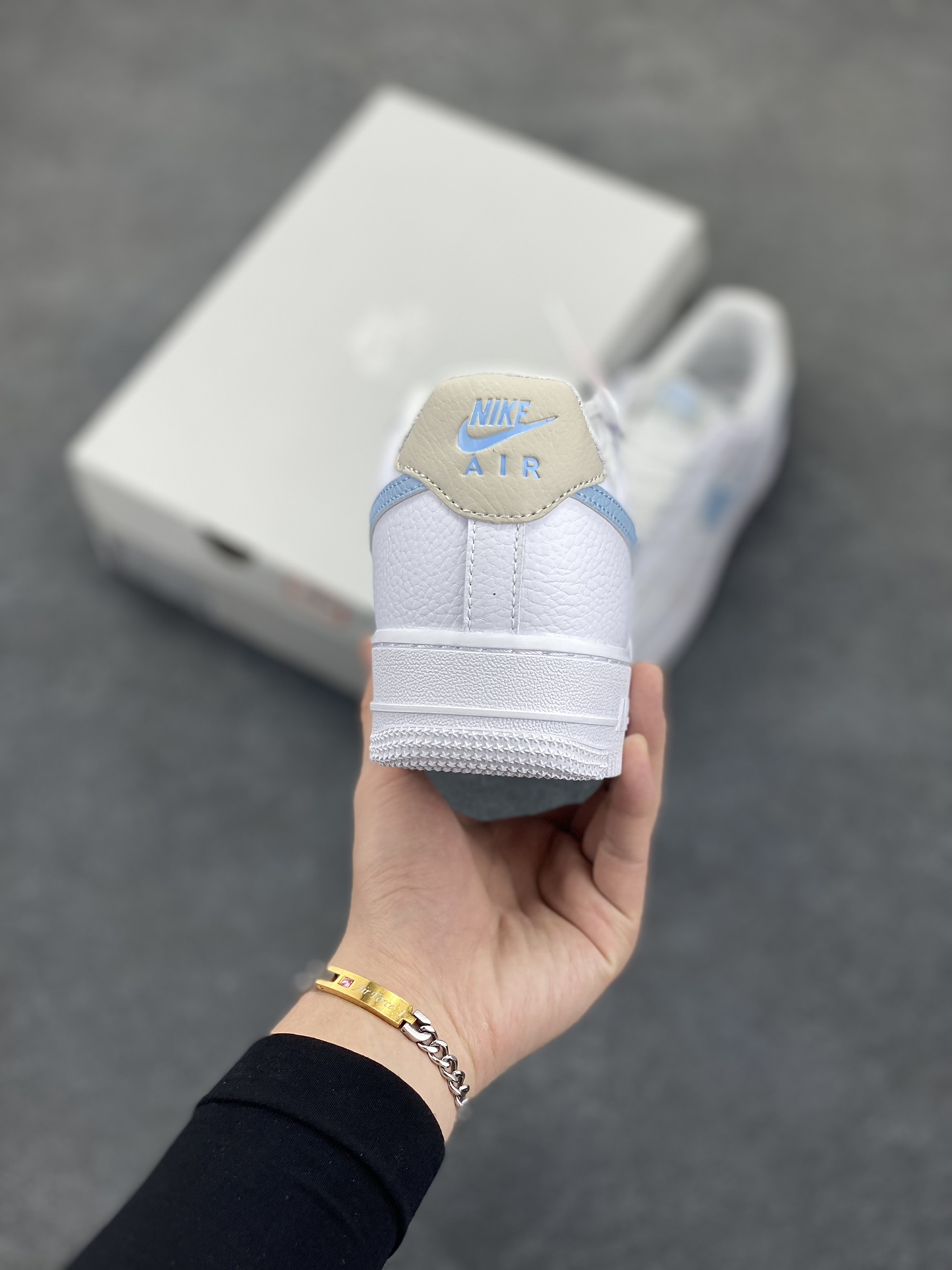 图片[4]-福利特价 Air Force 1 Nike Low 白蓝灰 原楦头原纸板 打造纯正空军版型 专注外贸渠道 全掌内置蜂窝气垫 #原盒配件 原厂中底钢印、拉帮完美 货号：HF0022-100 尺码：35.5 36 36.5 37.5 38 38.5 39 40 40.5 41 42 42.5 43 44 44.5 45 46-选品中心