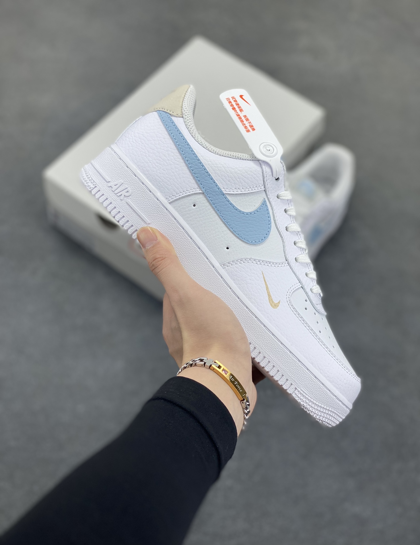 福利特价 Air Force 1 Nike Low 白蓝灰 原楦头原纸板 打造纯正空军版型 专注外贸渠道 全掌内置蜂窝气垫 #原盒配件 原厂中底钢印、拉帮完美 货号：HF0022-100 尺码：35.5 36 36.5 37.5 38 38.5 39 40 40.5 41 42 42.5 43 44 44.5 45 46-选品中心
