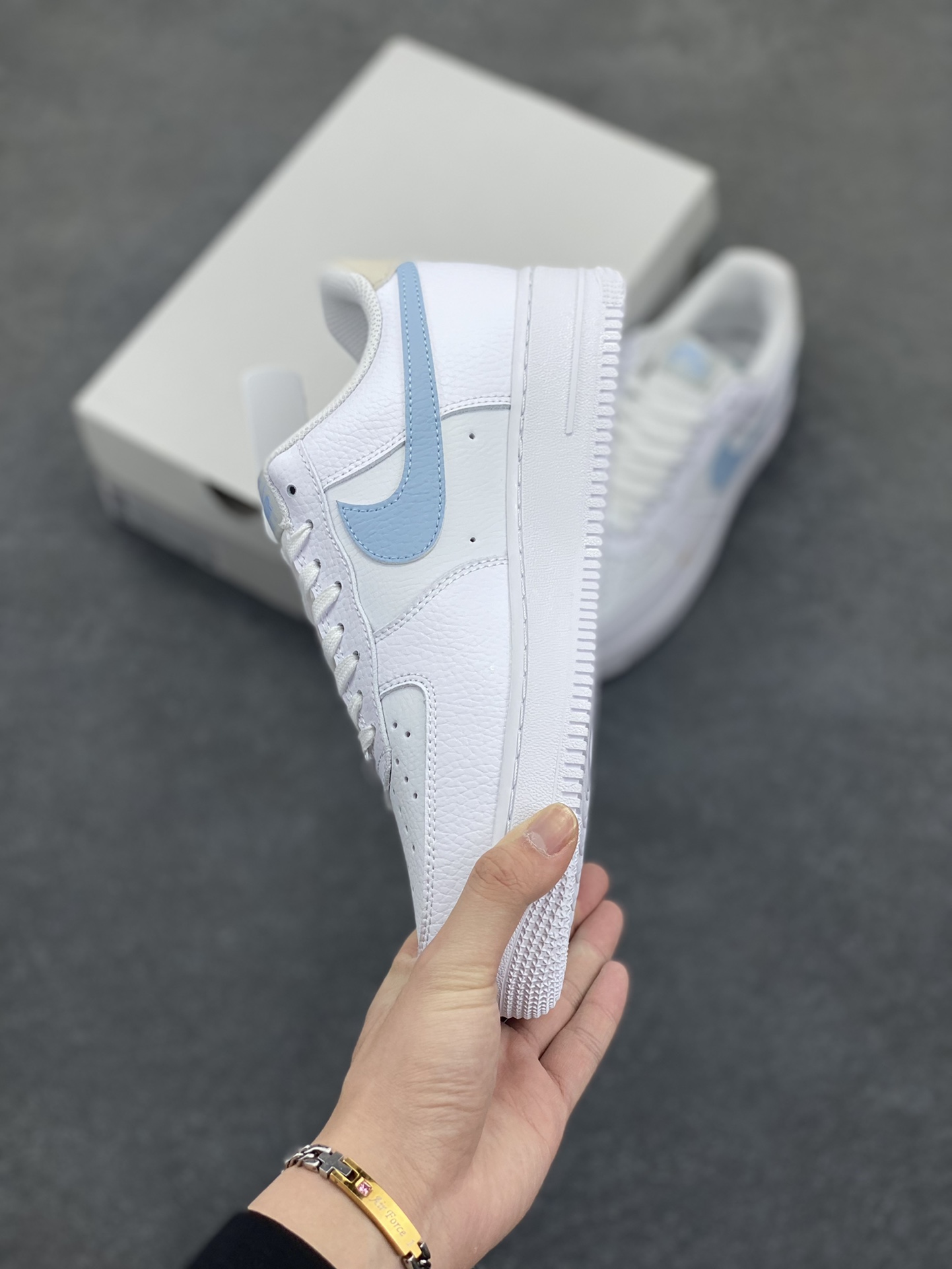 图片[3]-福利特价 Air Force 1 Nike Low 白蓝灰 原楦头原纸板 打造纯正空军版型 专注外贸渠道 全掌内置蜂窝气垫 #原盒配件 原厂中底钢印、拉帮完美 货号：HF0022-100 尺码：35.5 36 36.5 37.5 38 38.5 39 40 40.5 41 42 42.5 43 44 44.5 45 46-选品中心