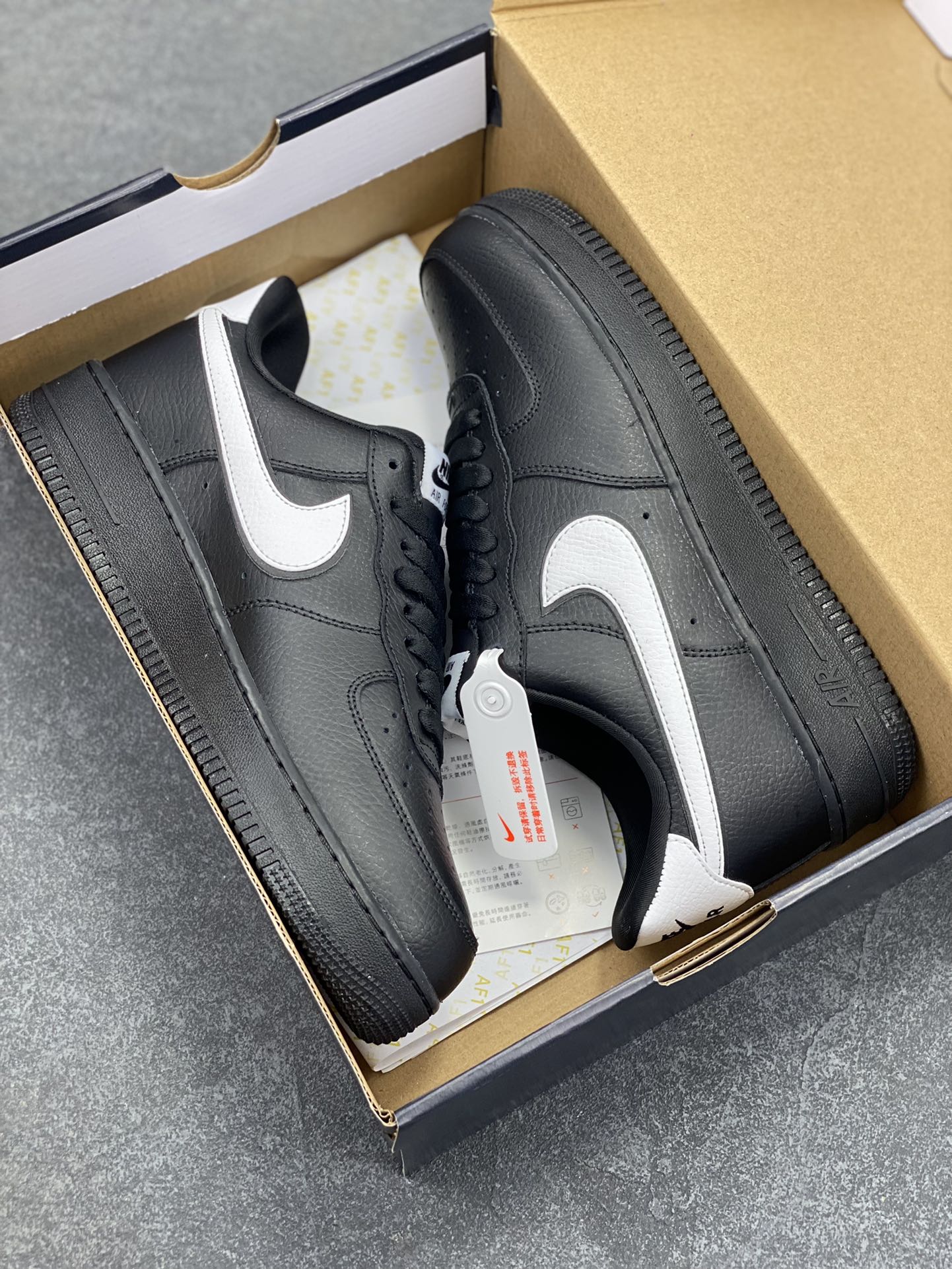 图片[9]-福利特价 Nike Air Force 1 Low 黑白勾 原楦头原纸板 打造纯正空军版型 专注外贸渠道 全掌内置蜂窝气垫 原盒配件 原厂中底钢印、拉帮完美 货号：CQ0492-001 尺码：36 36.5 37.5 38 38.5 39 40 40.5 41 42 42.5 43 44 44.5 45-选品中心