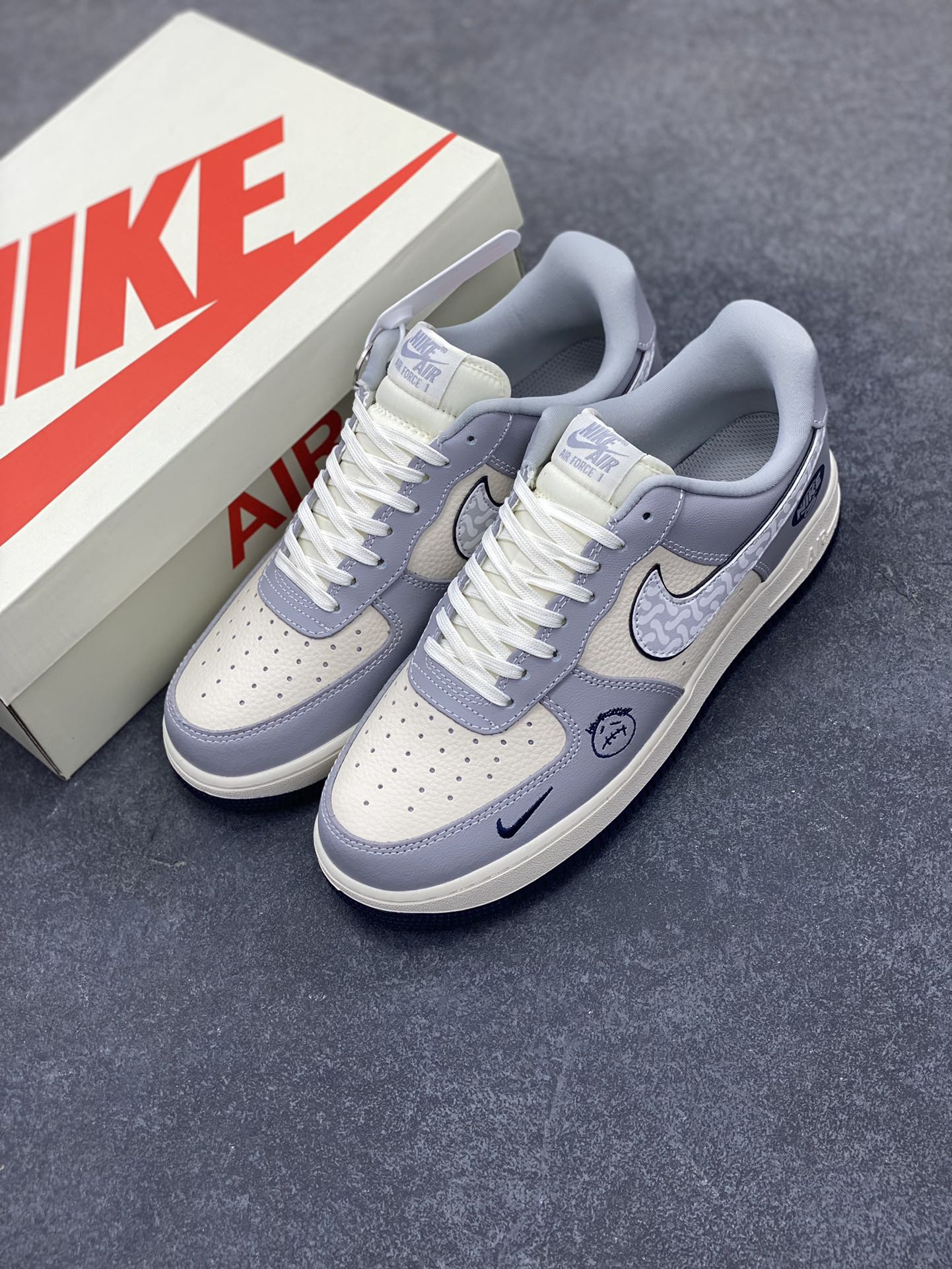 图片[8]-NIke Air Force 1 \’07 Low “KAWS联名——米灰暴力熊”空军一号 低帮 运动鞋 休闲鞋 折边针车 工艺难度大 原楦头原纸板 原装鞋盒 定制五金配件 内置全掌气垫 原厂鞋底 货号：KK1988-077 尺码：36 36.5 37.5 38 38.5 39 40 40.5 41 42 42.5 43 44 44.5 45-选品中心
