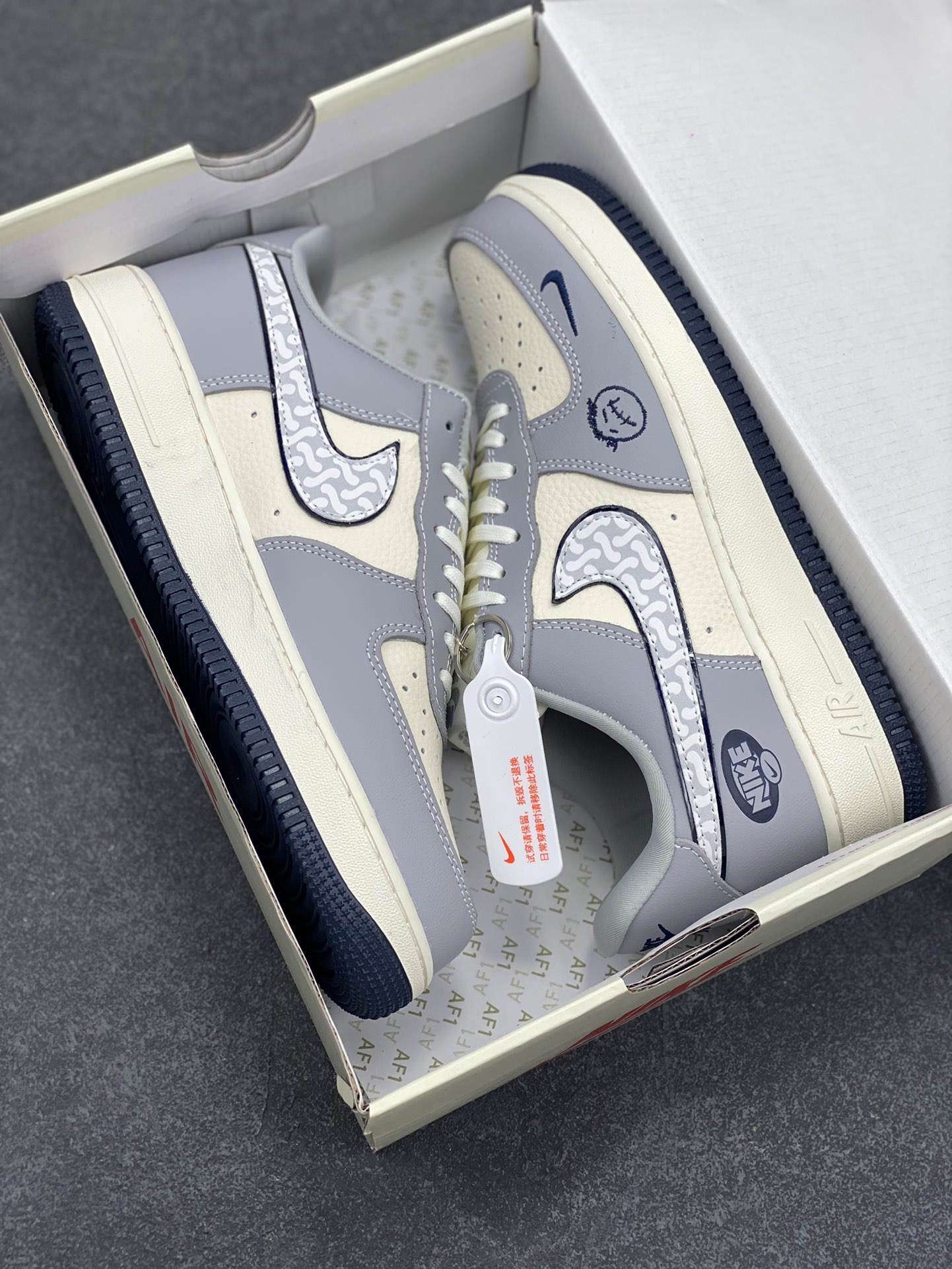 图片[9]-NIke Air Force 1 \’07 Low “KAWS联名——米灰暴力熊”空军一号 低帮 运动鞋 休闲鞋 折边针车 工艺难度大 原楦头原纸板 原装鞋盒 定制五金配件 内置全掌气垫 原厂鞋底 货号：KK1988-077 尺码：36 36.5 37.5 38 38.5 39 40 40.5 41 42 42.5 43 44 44.5 45-选品中心