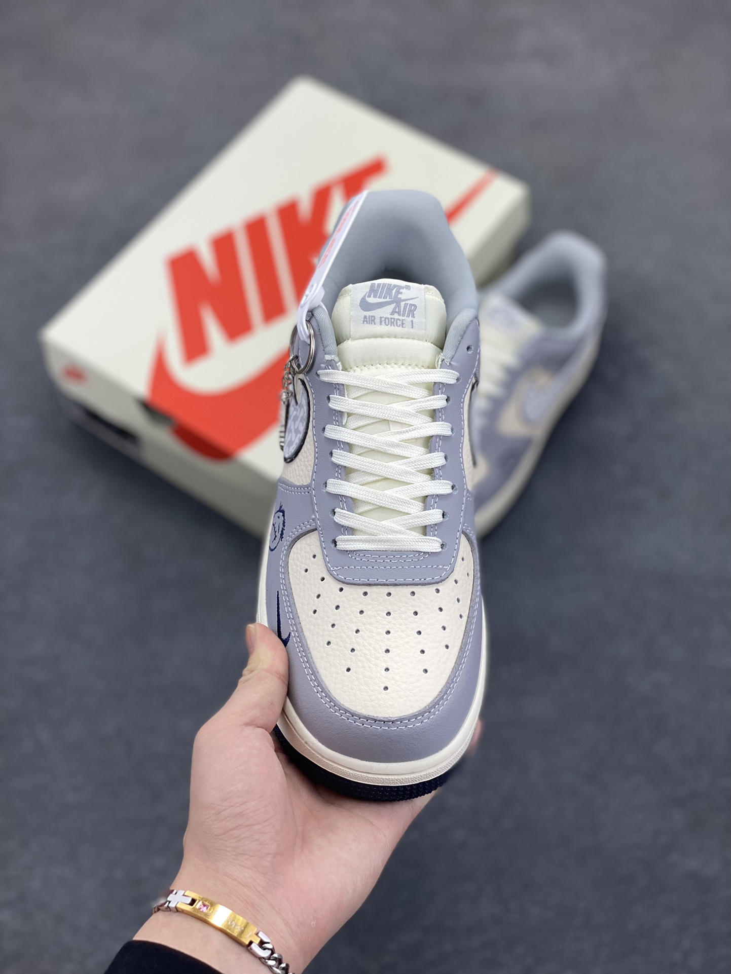 图片[2]-NIke Air Force 1 \’07 Low “KAWS联名——米灰暴力熊”空军一号 低帮 运动鞋 休闲鞋 折边针车 工艺难度大 原楦头原纸板 原装鞋盒 定制五金配件 内置全掌气垫 原厂鞋底 货号：KK1988-077 尺码：36 36.5 37.5 38 38.5 39 40 40.5 41 42 42.5 43 44 44.5 45-选品中心