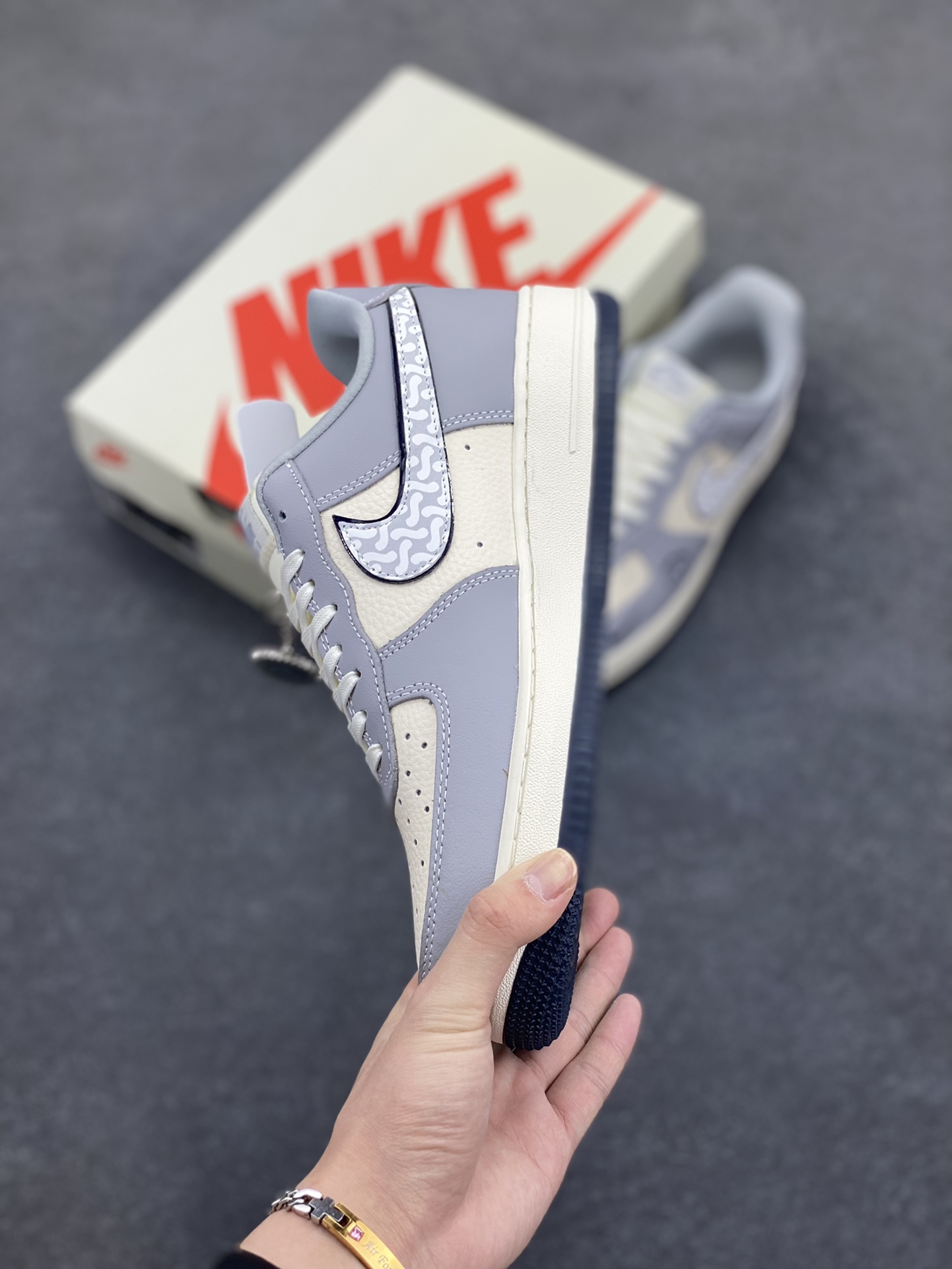 图片[3]-NIke Air Force 1 \’07 Low “KAWS联名——米灰暴力熊”空军一号 低帮 运动鞋 休闲鞋 折边针车 工艺难度大 原楦头原纸板 原装鞋盒 定制五金配件 内置全掌气垫 原厂鞋底 货号：KK1988-077 尺码：36 36.5 37.5 38 38.5 39 40 40.5 41 42 42.5 43 44 44.5 45-选品中心