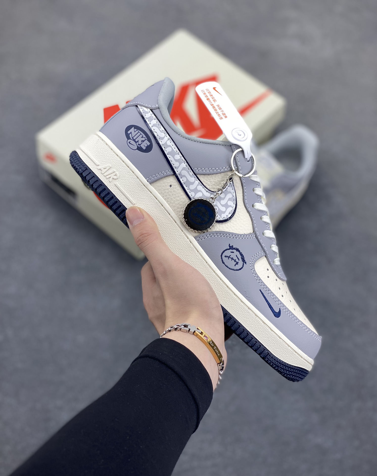 NIke Air Force 1 \'07 Low “KAWS联名——米灰暴力熊”空军一号 低帮 运动鞋 休闲鞋 折边针车 工艺难度大 原楦头原纸板 原装鞋盒 定制五金配件 内置全掌气垫 原厂鞋底 货号：KK1988-077 尺码：36 36.5 37.5 38 38.5 39 40 40.5 41 42 42.5 43 44 44.5 45-选品中心