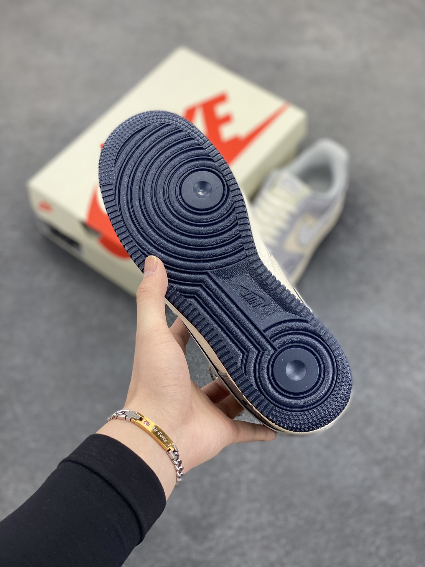 图片[5]-NIke Air Force 1 \’07 Low “KAWS联名——米灰暴力熊”空军一号 低帮 运动鞋 休闲鞋 折边针车 工艺难度大 原楦头原纸板 原装鞋盒 定制五金配件 内置全掌气垫 原厂鞋底 货号：KK1988-077 尺码：36 36.5 37.5 38 38.5 39 40 40.5 41 42 42.5 43 44 44.5 45-选品中心