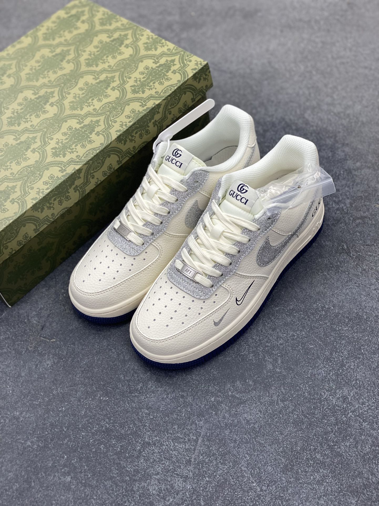 图片[8]-NIke Air Force 1 \’07 Low “古驰联名——亮银勾”空军一号 低帮 运动鞋 休闲鞋 折边针车 工艺难度大 原楦头原纸板 原装鞋盒 定制五金配件 内置全掌气垫 原厂鞋底 货号：XS1958-546 尺码：36 36.5 37.5 38 38.5 39 40 40.5 41 42 42.5 43 44 44.5 45-选品中心