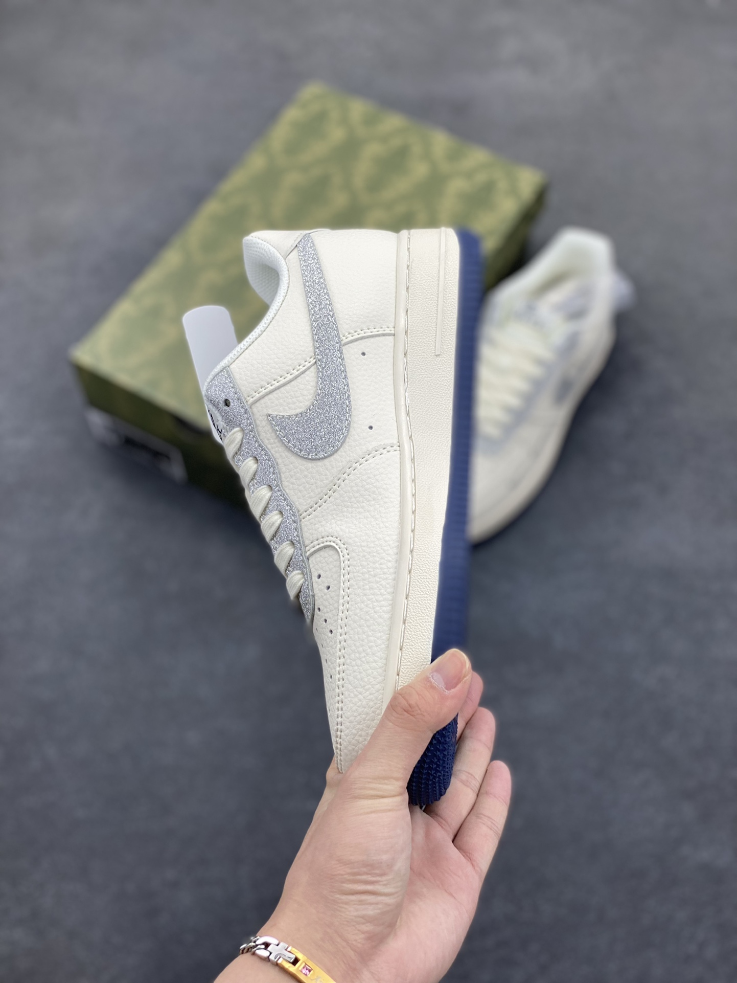 图片[3]-NIke Air Force 1 \’07 Low “古驰联名——亮银勾”空军一号 低帮 运动鞋 休闲鞋 折边针车 工艺难度大 原楦头原纸板 原装鞋盒 定制五金配件 内置全掌气垫 原厂鞋底 货号：XS1958-546 尺码：36 36.5 37.5 38 38.5 39 40 40.5 41 42 42.5 43 44 44.5 45-选品中心