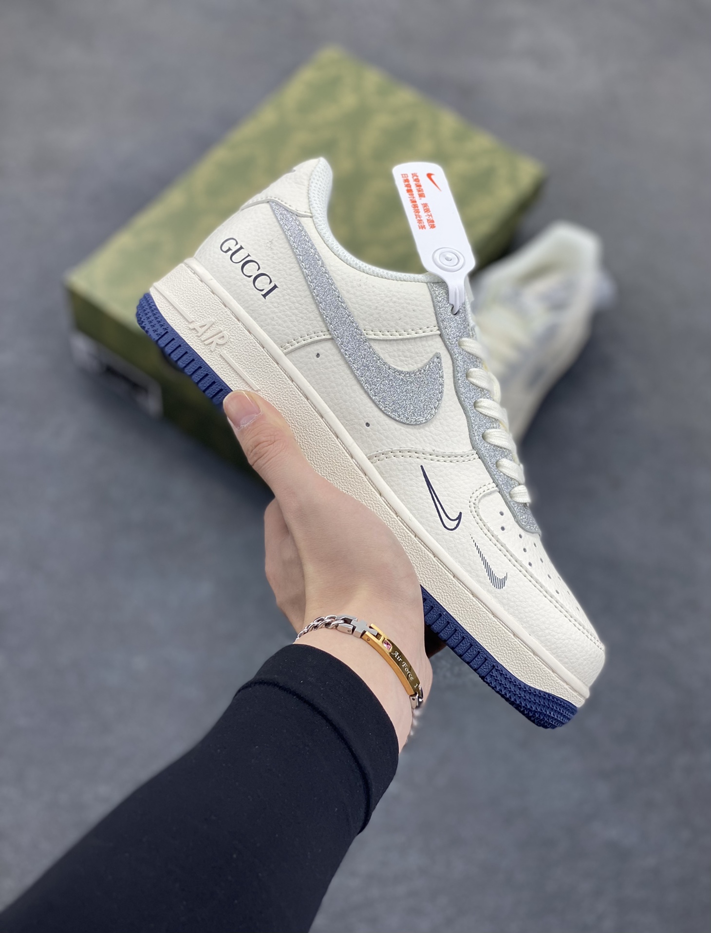 NIke Air Force 1 \’07 Low “古驰联名——亮银勾”空军一号 低帮 运动鞋 休闲鞋 折边针车 工艺难度大 原楦头原纸板 原装鞋盒 定制五金配件 内置全掌气垫 原厂鞋底 货号:XS1958-546 尺码:36 36.5 37.5 38 38.5 39 40 40.5 41 42 42.5 43 44 44.5 45-选品中心