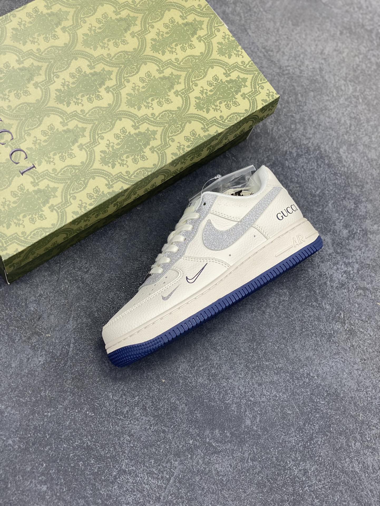 图片[7]-NIke Air Force 1 \’07 Low “古驰联名——亮银勾”空军一号 低帮 运动鞋 休闲鞋 折边针车 工艺难度大 原楦头原纸板 原装鞋盒 定制五金配件 内置全掌气垫 原厂鞋底 货号：XS1958-546 尺码：36 36.5 37.5 38 38.5 39 40 40.5 41 42 42.5 43 44 44.5 45-选品中心