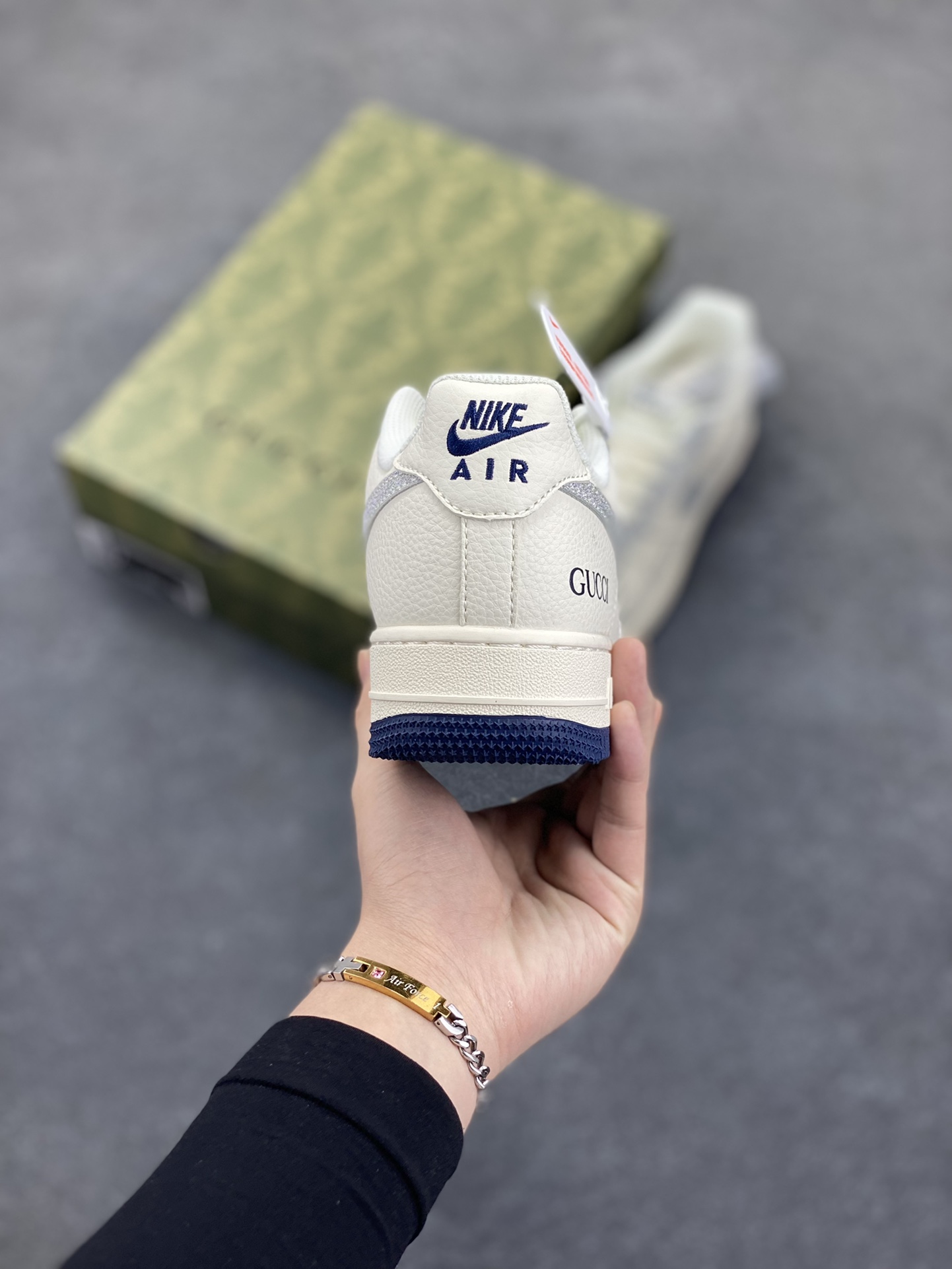 图片[4]-NIke Air Force 1 \’07 Low “古驰联名——亮银勾”空军一号 低帮 运动鞋 休闲鞋 折边针车 工艺难度大 原楦头原纸板 原装鞋盒 定制五金配件 内置全掌气垫 原厂鞋底 货号：XS1958-546 尺码：36 36.5 37.5 38 38.5 39 40 40.5 41 42 42.5 43 44 44.5 45-选品中心