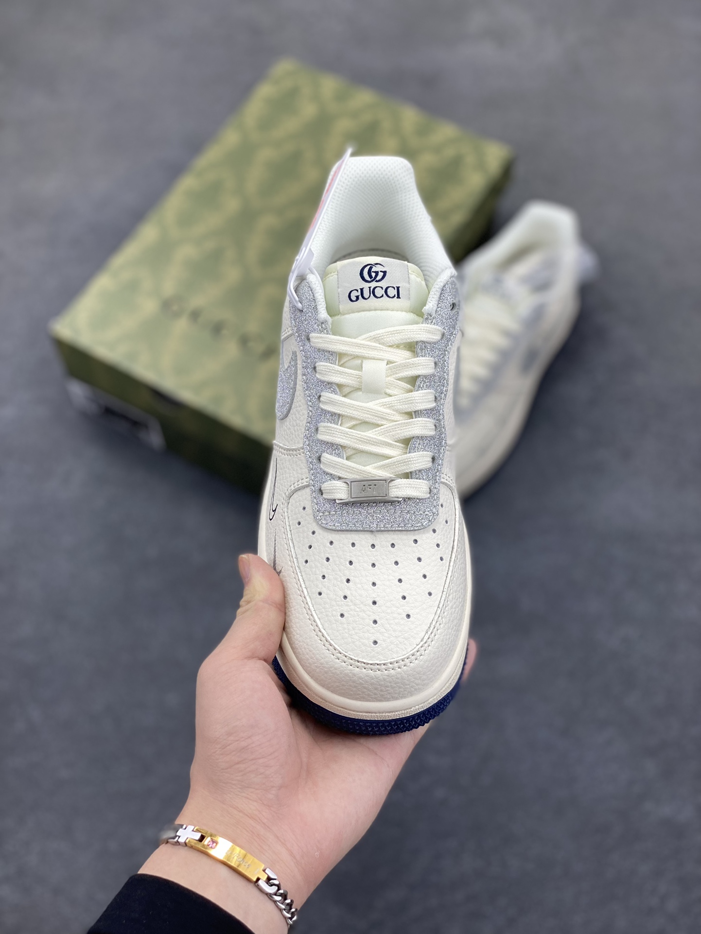 图片[2]-NIke Air Force 1 \’07 Low “古驰联名——亮银勾”空军一号 低帮 运动鞋 休闲鞋 折边针车 工艺难度大 原楦头原纸板 原装鞋盒 定制五金配件 内置全掌气垫 原厂鞋底 货号：XS1958-546 尺码：36 36.5 37.5 38 38.5 39 40 40.5 41 42 42.5 43 44 44.5 45-选品中心