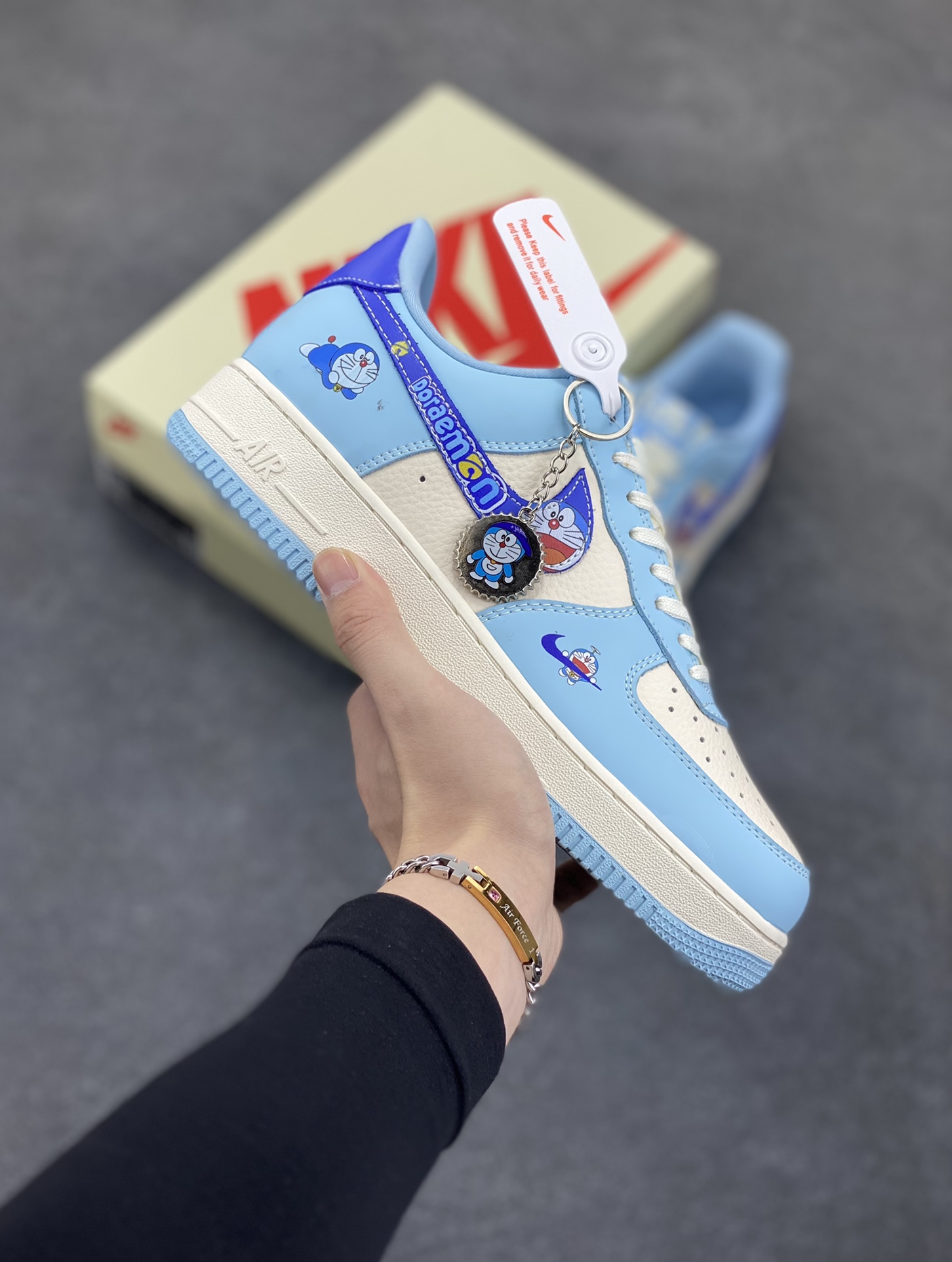 NIke Air Force 1 \’07 Low “叮当猫”空军一号 低帮 运动鞋 休闲鞋 折边针车 工艺难度大 原楦头原纸板 原装鞋盒 定制五金配件 内置全掌气垫 原厂鞋底 货号:DF0188-059 尺码:36 36.5 37.5 38 38.5 39 40 40.5 41 42 42.5 43 44 44.5 45-选品中心