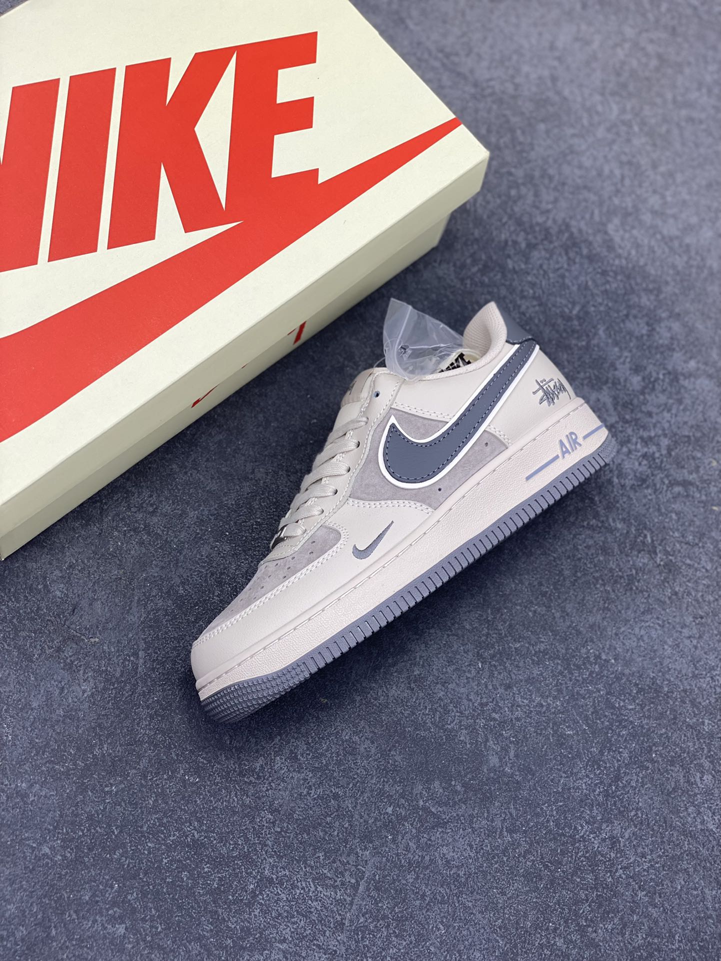 图片[7]-NIke Air Force 1 \’07 Low “斯图西联名——猪八灰勾灰底”空军一号 低帮 运动鞋 休闲鞋 折边针车 工艺难度大 原楦头原纸板 原装鞋盒 定制五金配件 内置全掌气垫 原厂鞋底 货号：XX3168-126 尺码：36 36.5 37.5 38 38.5 39 40 40.5 41 42 42.5 43 44 44.5 45-选品中心