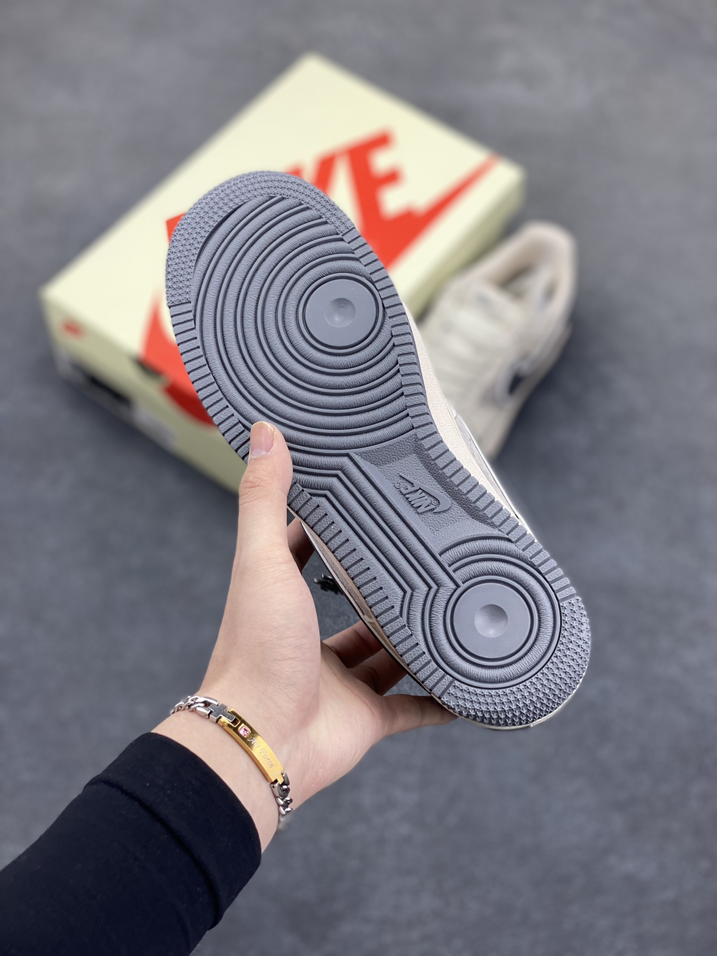 图片[5]-NIke Air Force 1 \’07 Low “斯图西联名——猪八灰勾灰底”空军一号 低帮 运动鞋 休闲鞋 折边针车 工艺难度大 原楦头原纸板 原装鞋盒 定制五金配件 内置全掌气垫 原厂鞋底 货号：XX3168-126 尺码：36 36.5 37.5 38 38.5 39 40 40.5 41 42 42.5 43 44 44.5 45-选品中心