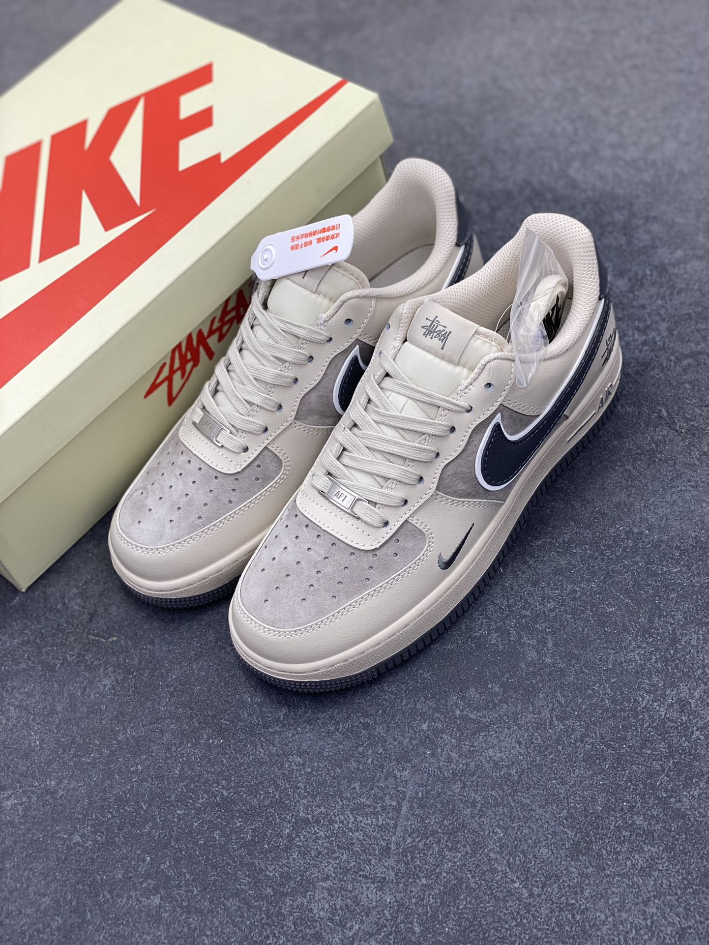 图片[8]-NIke Air Force 1 \’07 Low “斯图西联名——猪八灰勾灰底”空军一号 低帮 运动鞋 休闲鞋 折边针车 工艺难度大 原楦头原纸板 原装鞋盒 定制五金配件 内置全掌气垫 原厂鞋底 货号：XX3168-126 尺码：36 36.5 37.5 38 38.5 39 40 40.5 41 42 42.5 43 44 44.5 45-选品中心