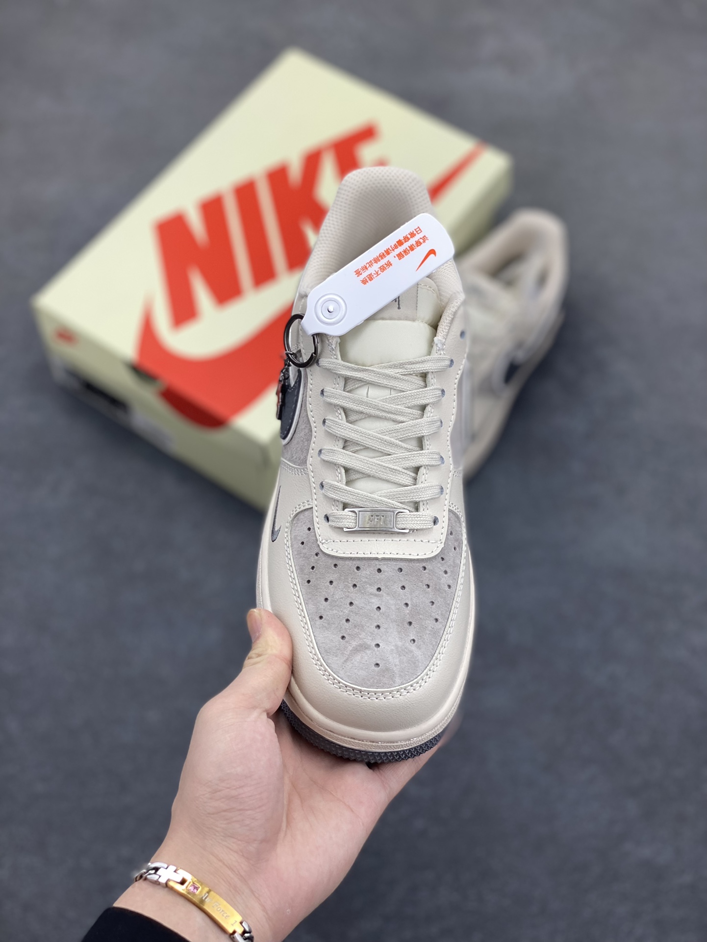 图片[2]-NIke Air Force 1 \’07 Low “斯图西联名——猪八灰勾灰底”空军一号 低帮 运动鞋 休闲鞋 折边针车 工艺难度大 原楦头原纸板 原装鞋盒 定制五金配件 内置全掌气垫 原厂鞋底 货号：XX3168-126 尺码：36 36.5 37.5 38 38.5 39 40 40.5 41 42 42.5 43 44 44.5 45-选品中心