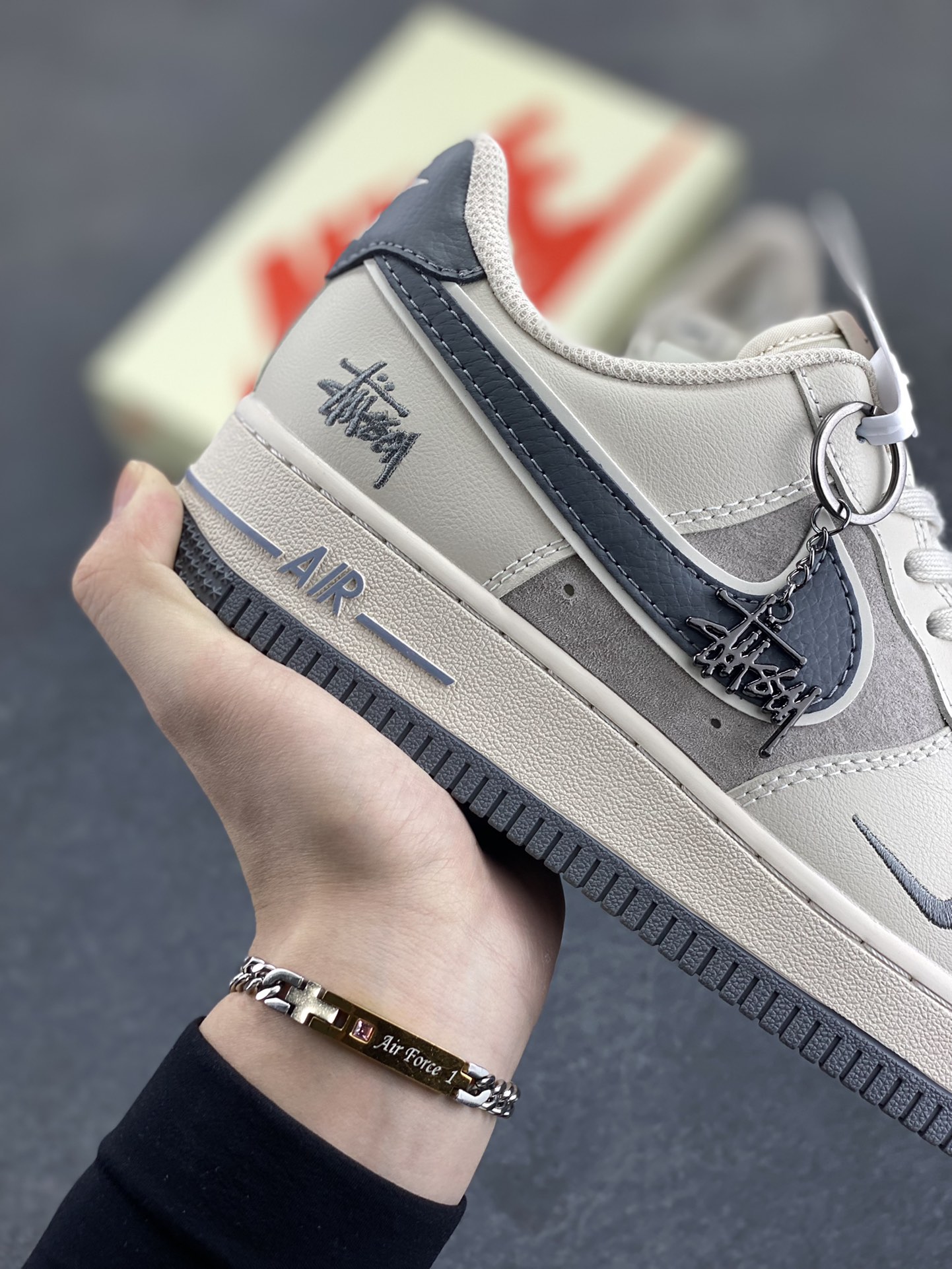 图片[6]-NIke Air Force 1 \’07 Low “斯图西联名——猪八灰勾灰底”空军一号 低帮 运动鞋 休闲鞋 折边针车 工艺难度大 原楦头原纸板 原装鞋盒 定制五金配件 内置全掌气垫 原厂鞋底 货号：XX3168-126 尺码：36 36.5 37.5 38 38.5 39 40 40.5 41 42 42.5 43 44 44.5 45-选品中心