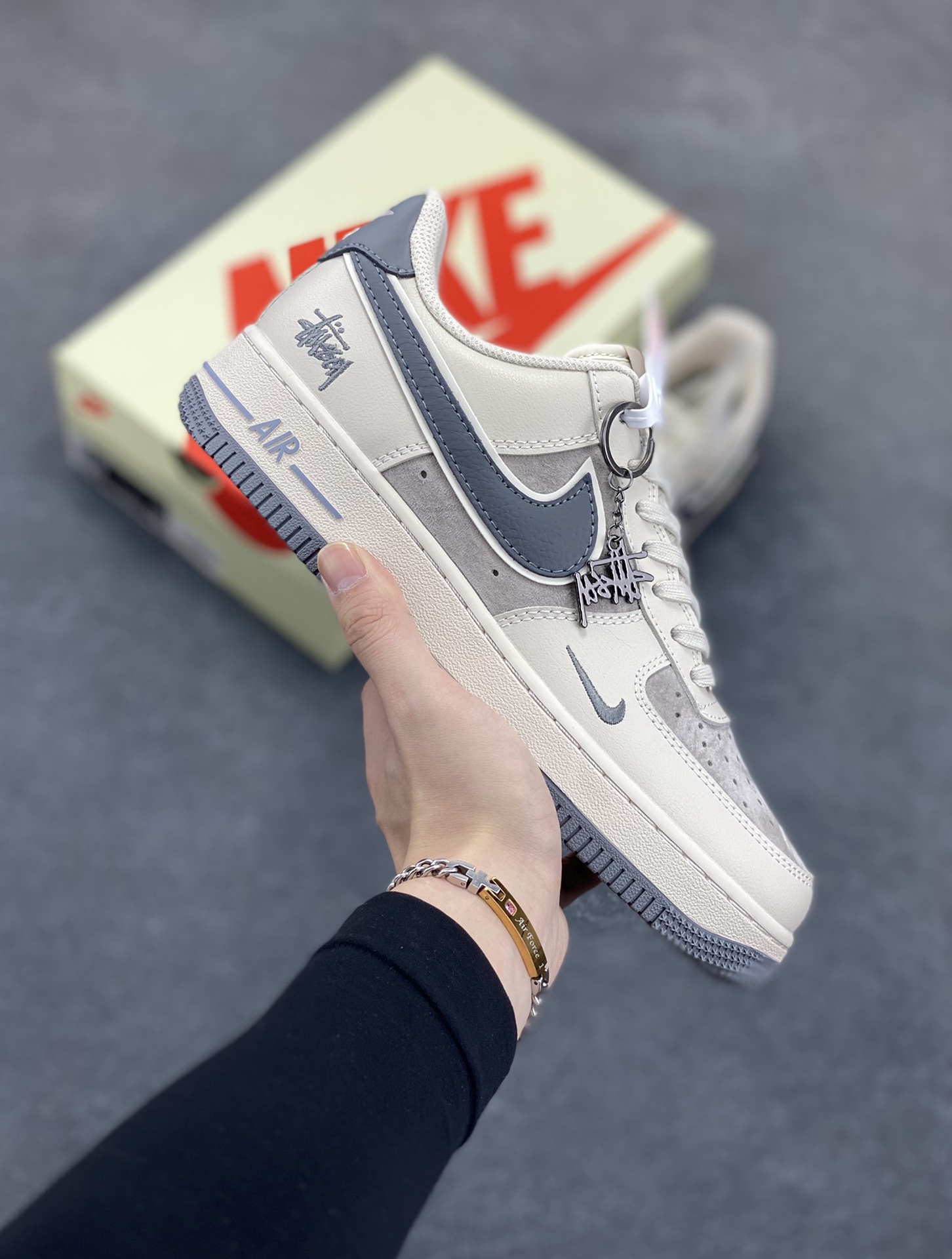 NIke Air Force 1 \’07 Low “斯图西联名——猪八灰勾灰底”空军一号 低帮 运动鞋 休闲鞋 折边针车 工艺难度大 原楦头原纸板 原装鞋盒 定制五金配件 内置全掌气垫 原厂鞋底 货号:XX3168-126 尺码:36 36.5 37.5 38 38.5 39 40 40.5 41 42 42.5 43 44 44.5 45-选品中心