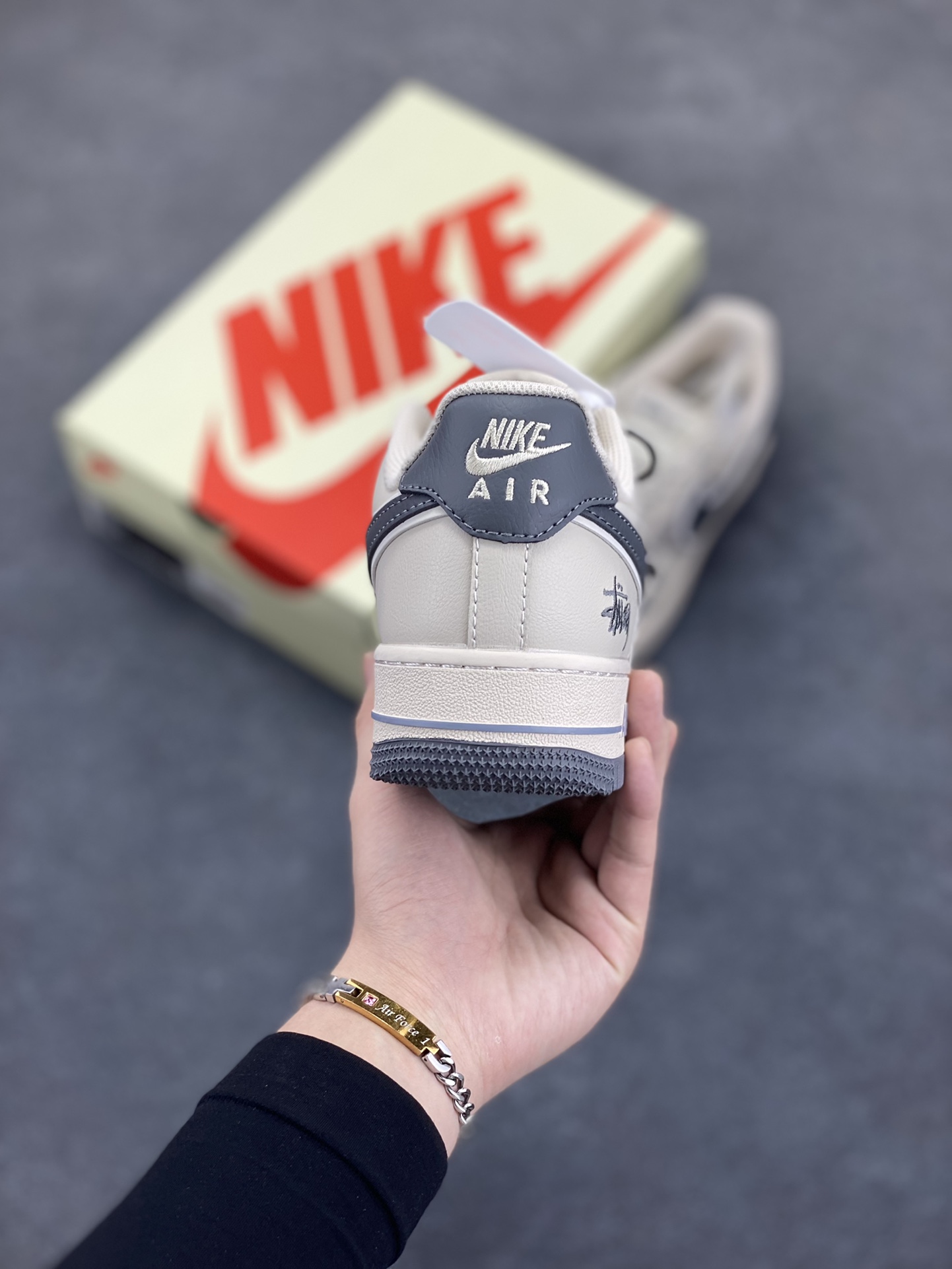 图片[4]-NIke Air Force 1 \’07 Low “斯图西联名——猪八灰勾灰底”空军一号 低帮 运动鞋 休闲鞋 折边针车 工艺难度大 原楦头原纸板 原装鞋盒 定制五金配件 内置全掌气垫 原厂鞋底 货号：XX3168-126 尺码：36 36.5 37.5 38 38.5 39 40 40.5 41 42 42.5 43 44 44.5 45-选品中心