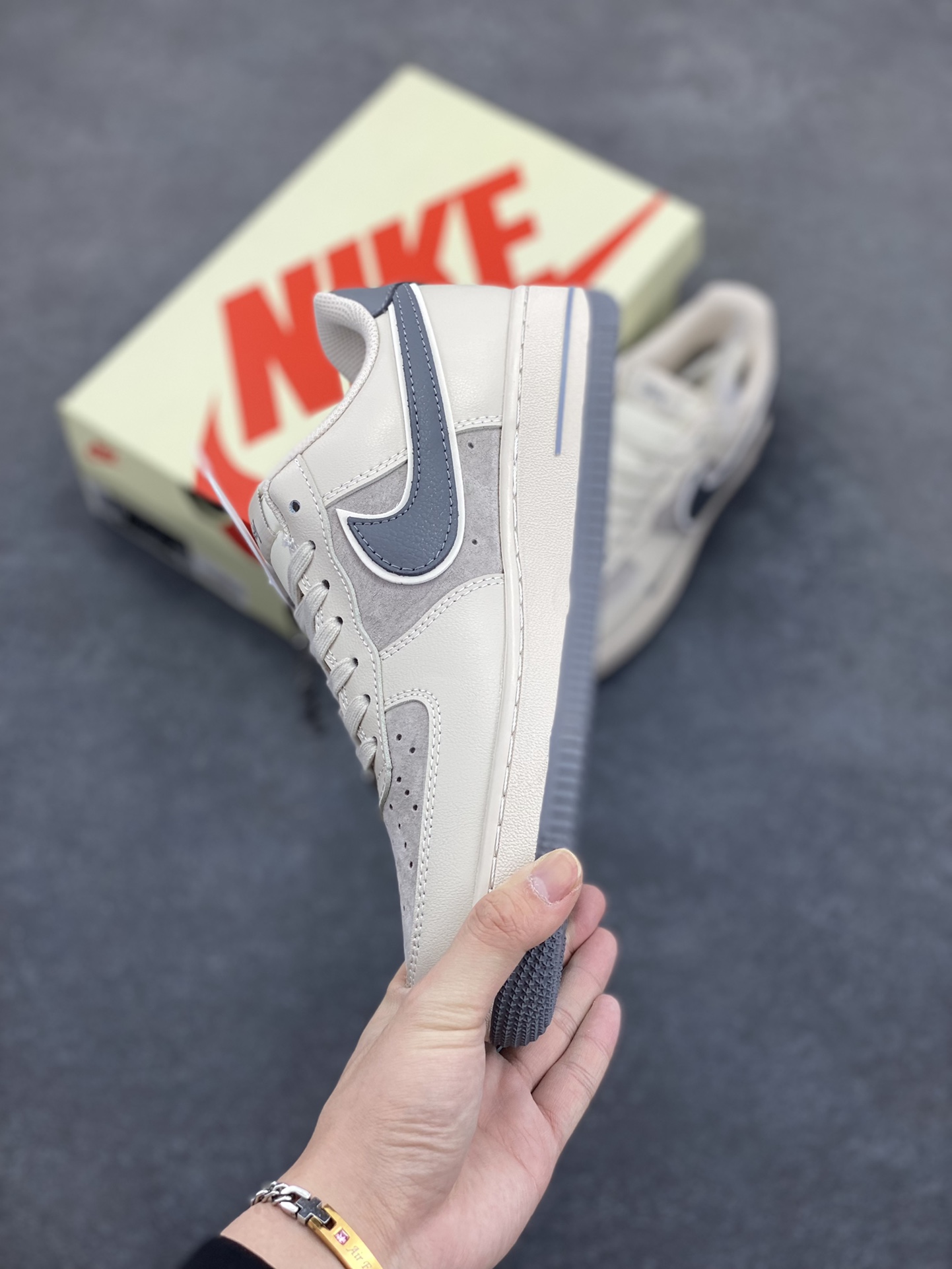 图片[3]-NIke Air Force 1 \’07 Low “斯图西联名——猪八灰勾灰底”空军一号 低帮 运动鞋 休闲鞋 折边针车 工艺难度大 原楦头原纸板 原装鞋盒 定制五金配件 内置全掌气垫 原厂鞋底 货号：XX3168-126 尺码：36 36.5 37.5 38 38.5 39 40 40.5 41 42 42.5 43 44 44.5 45-选品中心