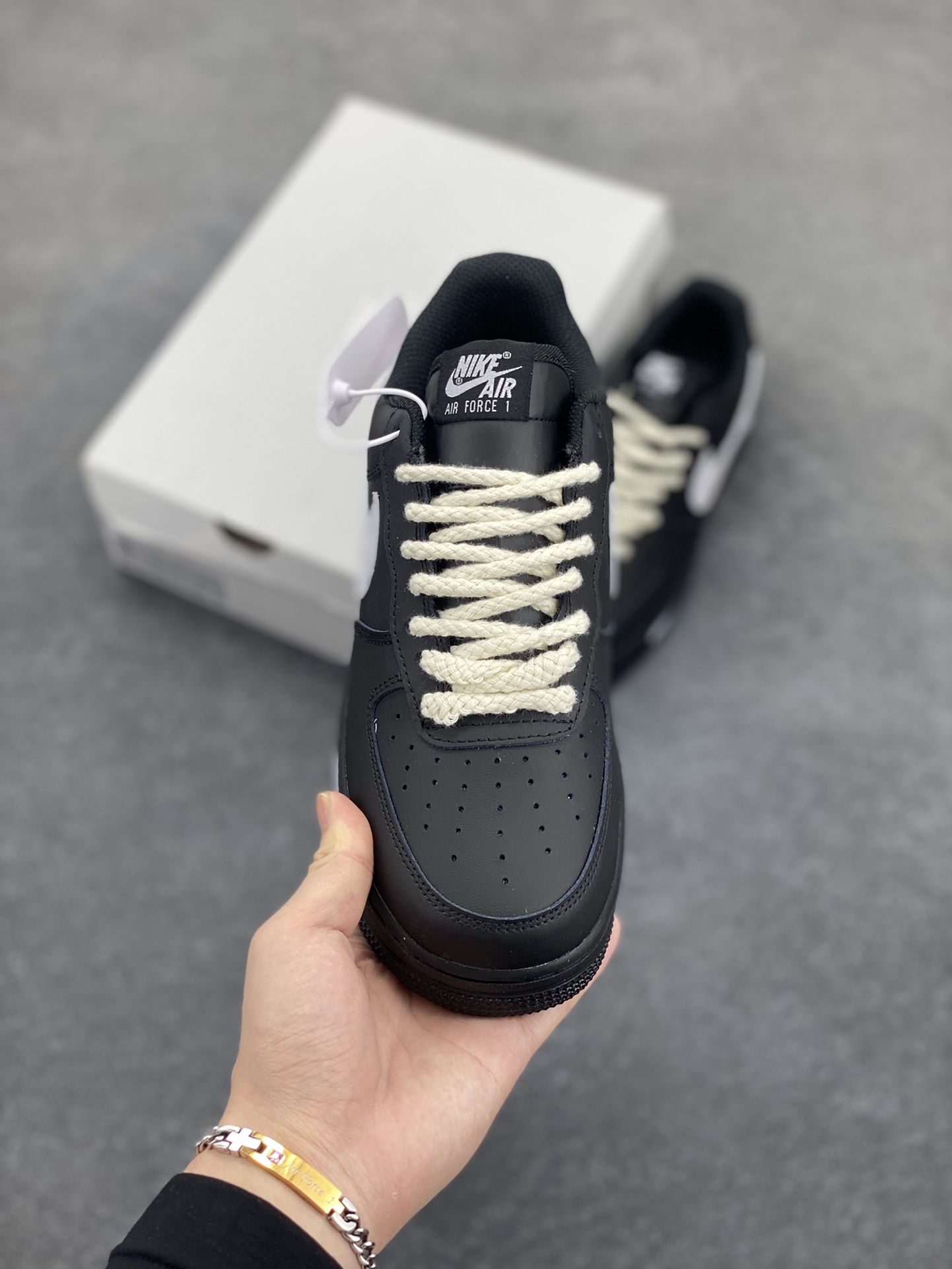 图片[2]-Nike Air Force 1 Low 空军一号低帮百搭休闲运动板鞋。柔软、弹性十足的缓震性能和出色的中底设计，横跨复古与现代的外型结合，造就出风靡全球三十多年的Force 1，直到今天还深受青睐。 货号：FZ0627-010 尺码：36 36.5 37.5 38 38.5 39 40 40.5 41 42 42.5 43 44 44.5 45-选品中心