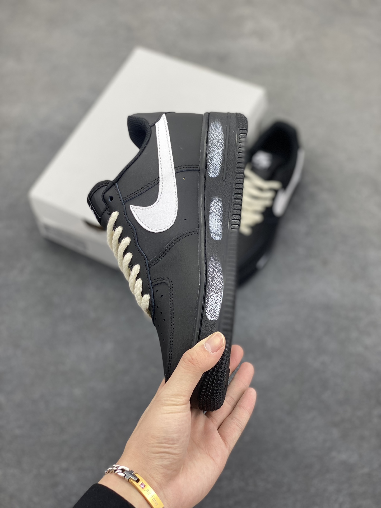 图片[3]-Nike Air Force 1 Low 空军一号低帮百搭休闲运动板鞋。柔软、弹性十足的缓震性能和出色的中底设计，横跨复古与现代的外型结合，造就出风靡全球三十多年的Force 1，直到今天还深受青睐。 货号：FZ0627-010 尺码：36 36.5 37.5 38 38.5 39 40 40.5 41 42 42.5 43 44 44.5 45-选品中心