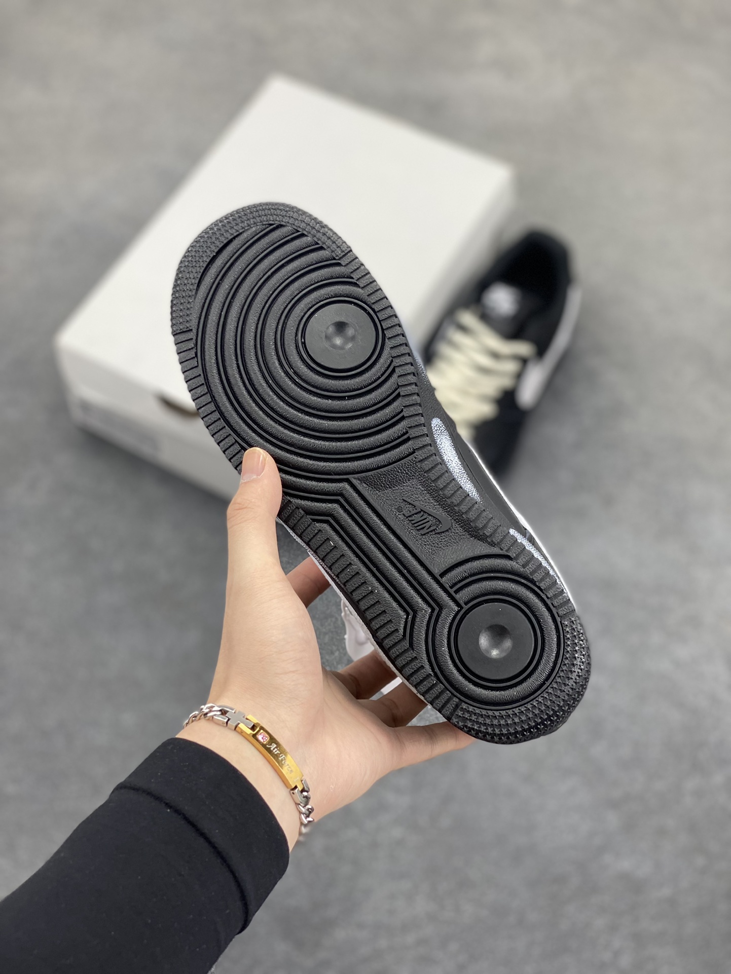 图片[5]-Nike Air Force 1 Low 空军一号低帮百搭休闲运动板鞋。柔软、弹性十足的缓震性能和出色的中底设计，横跨复古与现代的外型结合，造就出风靡全球三十多年的Force 1，直到今天还深受青睐。 货号：FZ0627-010 尺码：36 36.5 37.5 38 38.5 39 40 40.5 41 42 42.5 43 44 44.5 45-选品中心