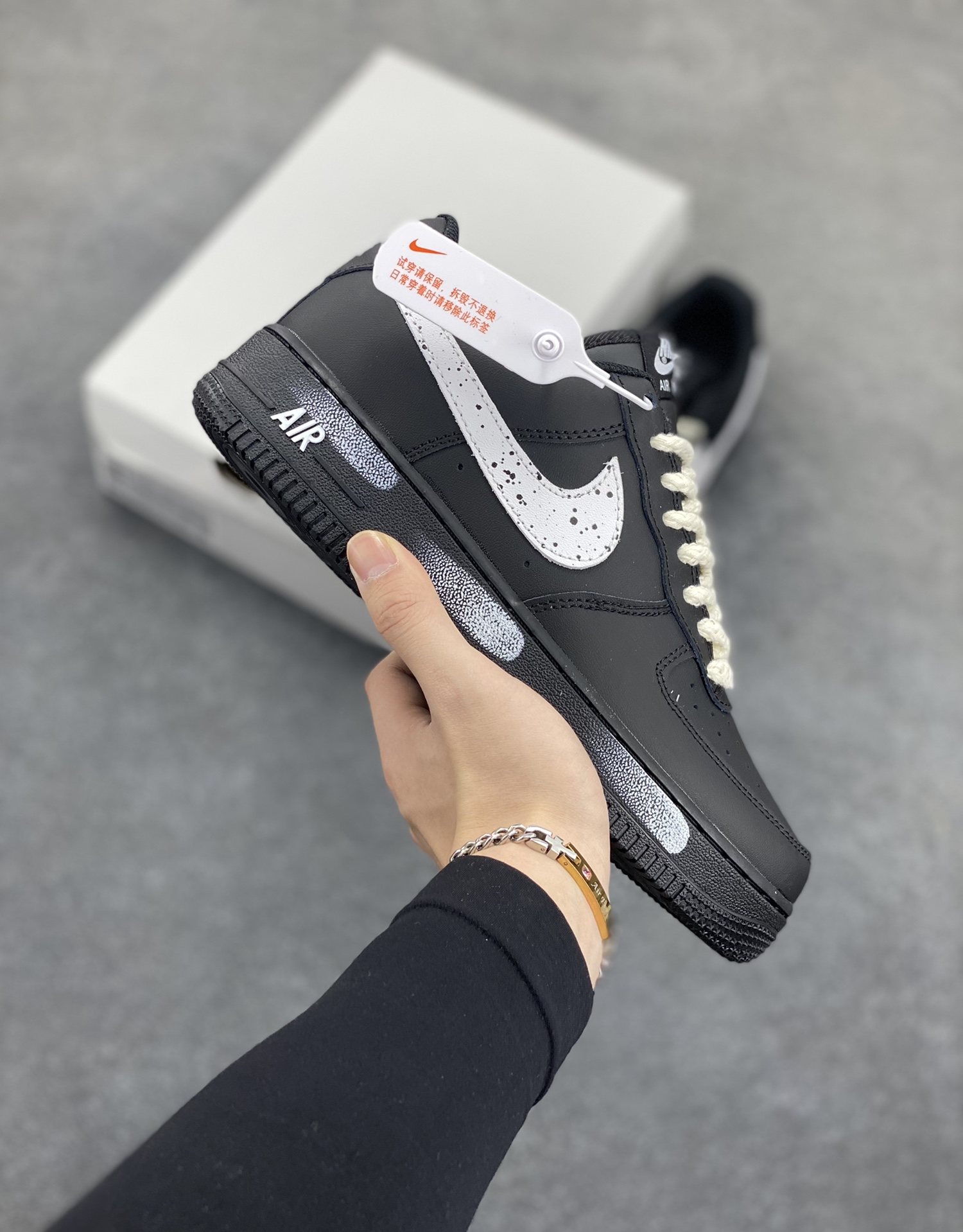 Nike Air Force 1 Low 空军一号低帮百搭休闲运动板鞋。柔软、弹性十足的缓震性能和出色的中底设计,横跨复古与现代的外型结合,造就出风靡全球三十多年的Force 1,直到今天还深受青睐。 货号:FZ0627-010 尺码:36 36.5 37.5 38 38.5 39 40 40.5 41 42 42.5 43 44 44.5 45-选品中心