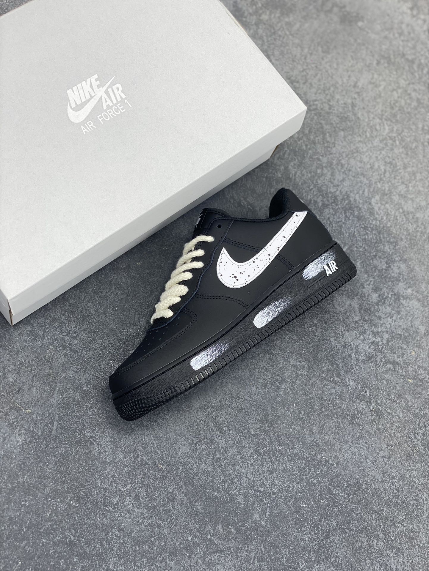 图片[7]-Nike Air Force 1 Low 空军一号低帮百搭休闲运动板鞋。柔软、弹性十足的缓震性能和出色的中底设计，横跨复古与现代的外型结合，造就出风靡全球三十多年的Force 1，直到今天还深受青睐。 货号：FZ0627-010 尺码：36 36.5 37.5 38 38.5 39 40 40.5 41 42 42.5 43 44 44.5 45-选品中心