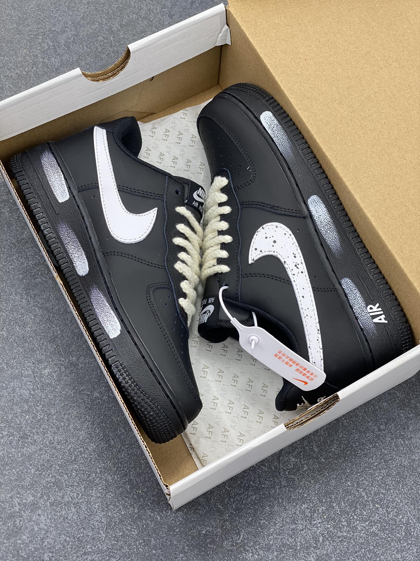 图片[9]-Nike Air Force 1 Low 空军一号低帮百搭休闲运动板鞋。柔软、弹性十足的缓震性能和出色的中底设计，横跨复古与现代的外型结合，造就出风靡全球三十多年的Force 1，直到今天还深受青睐。 货号：FZ0627-010 尺码：36 36.5 37.5 38 38.5 39 40 40.5 41 42 42.5 43 44 44.5 45-选品中心